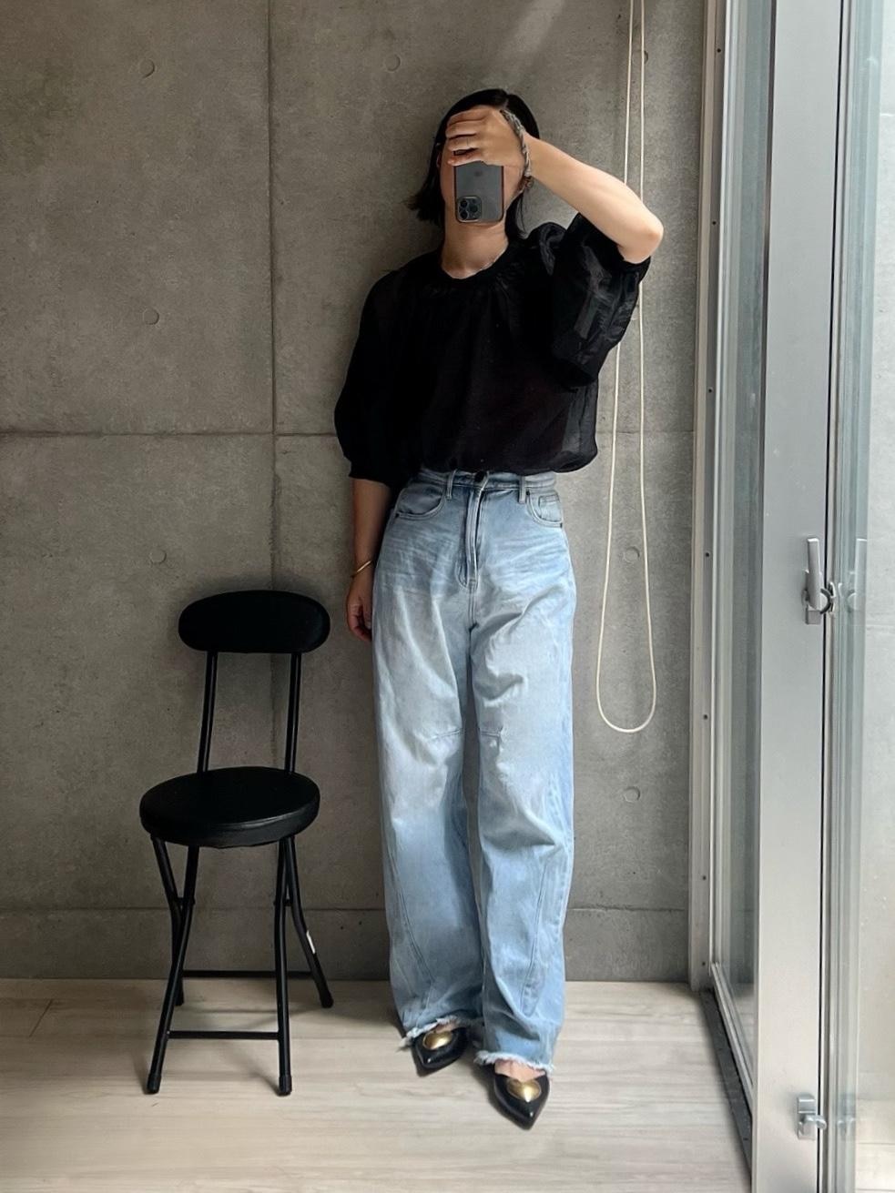 どれもこれもInstagramで、お揃いご報告続出のやつ!
こうも日中暑いと何を着ていいのか
わからなくなるけど、
シアーな五分袖は使いやすいし、
淡いブルーデニムはまだ爽やかに着られるし、
パンプスで秋支度の空気出してこんなコーデにしたら
なんとなく正解な気がするなー。
#2023秋 #デニムコーデ #プチプラコーデ #買ってよかった #高見え #シンプルコーデ #アラフォーコーデ #秋コーデ #ママコーデ