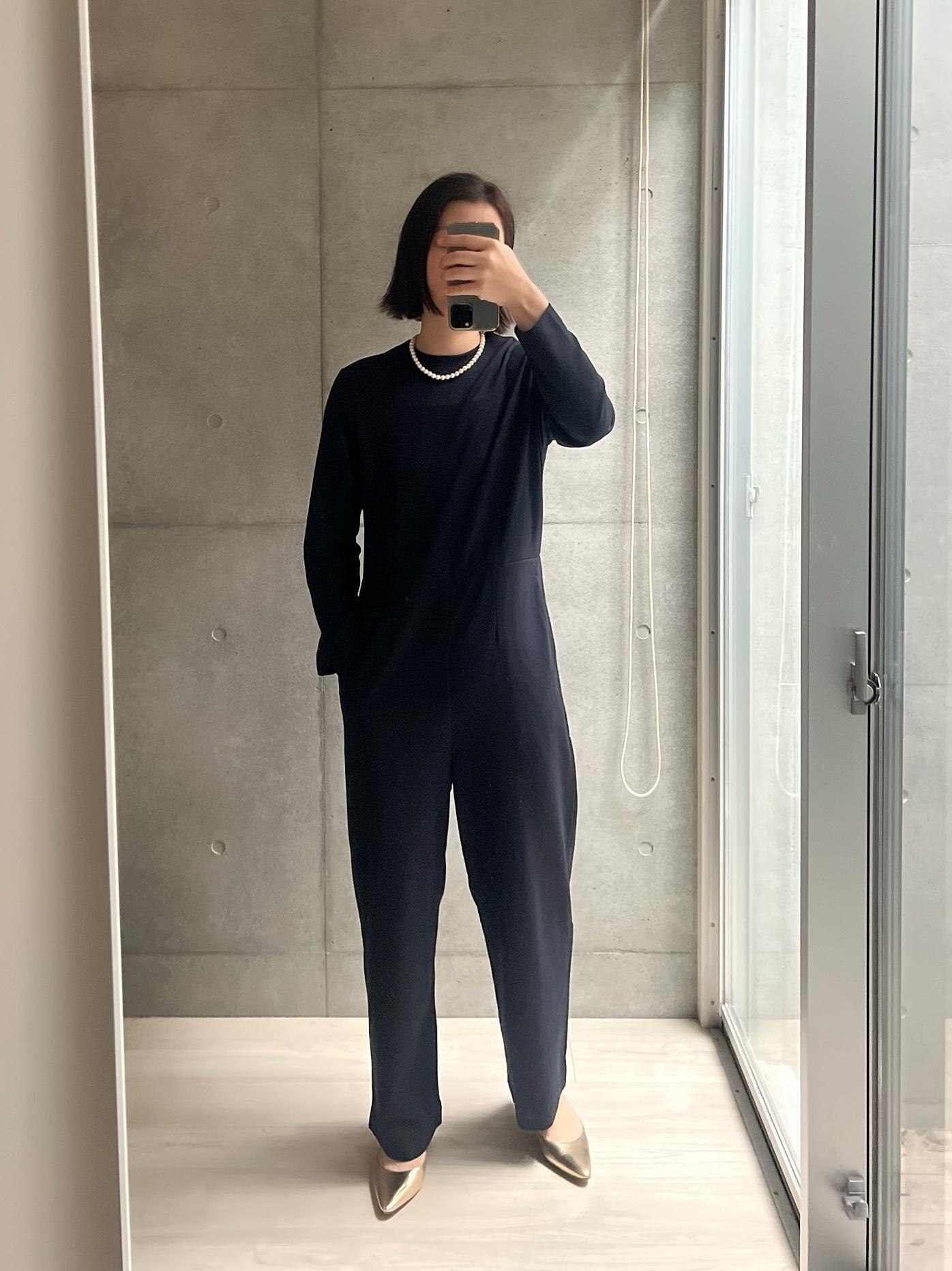 娘の卒園式と入学式のために探しまくった卒入服。
カジュアル好きな私が納得して出会えたのは、
B&Yのオールインワンでした🍻

いやだっていわゆるフェミニンなものが多い中
甘い格好とか苦手なもので。
かと言ってその場限りの活躍しかないものよりは
普段使いも出来る、気軽にも着られるものが欲しく。
そこで出会ったのがこのジャンプスーツ。

☑︎シンプルで着回し抜群
☑︎ストレッチの効いたポンチ素材で楽ちん
☑︎式にも使える綺麗な顔でこのお値段…！

深めのネイビーもいい色味。
166cmには丈がちょっと短いかしら…と思ったけど
ペタンコの室内履きでも引きずらないのは
TPOに合ってて宜しい。
Instagramでは動画投稿しました🎥

#買ってよかった #冬も着回し #セレモニーコーデ #卒業式コーデ #卒園式コーデ #入学式コーデ #卒業式 #卒園式 #入学式 #セレモニー #大人カジュアル #シンプルコーデ #春コーデ #ママコーデ #入園入学準備 #春まで着れる #高見え #オールインワン 