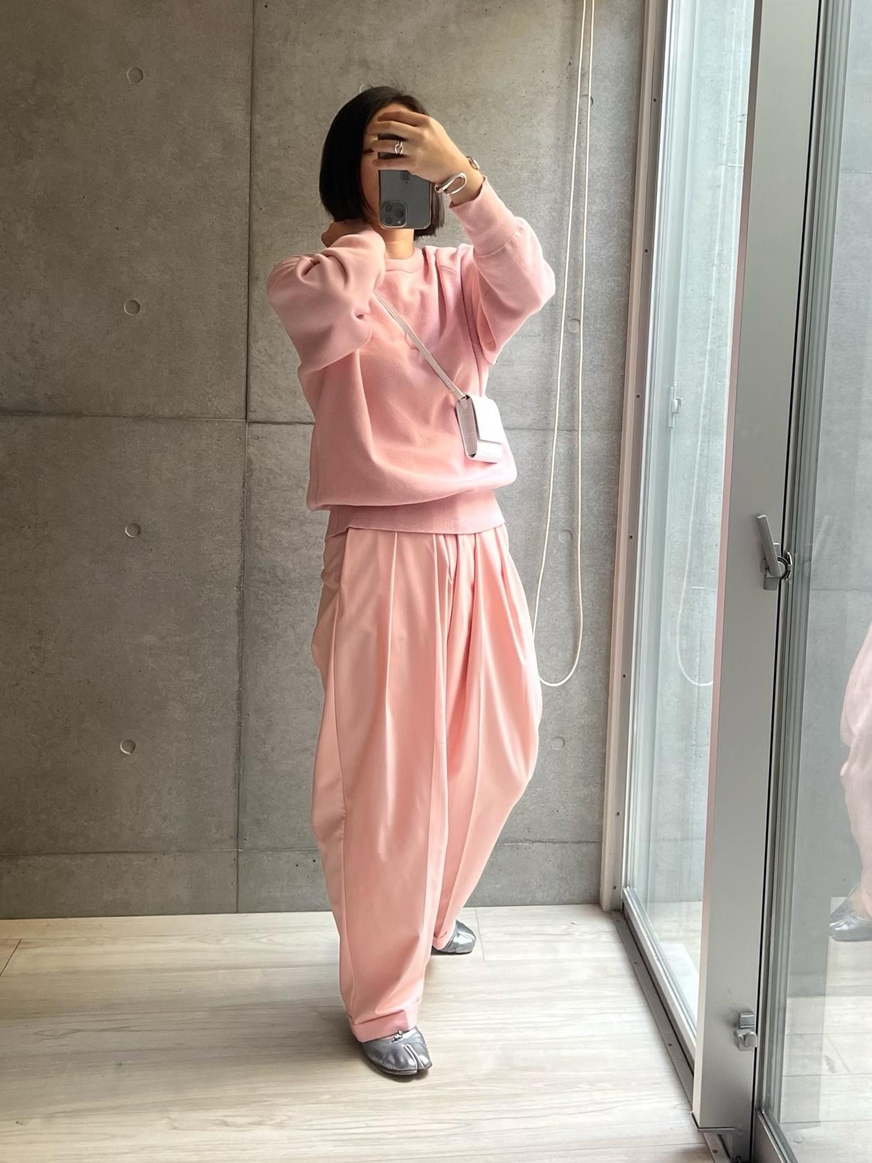 ピンク好きなんですよ🍑☺️

#高見え #買ってよかった #スラックス #足元倶楽部 #春服 #ニット のみ#pr #タックワイドパンツ #amely #メゾンマルジェラ