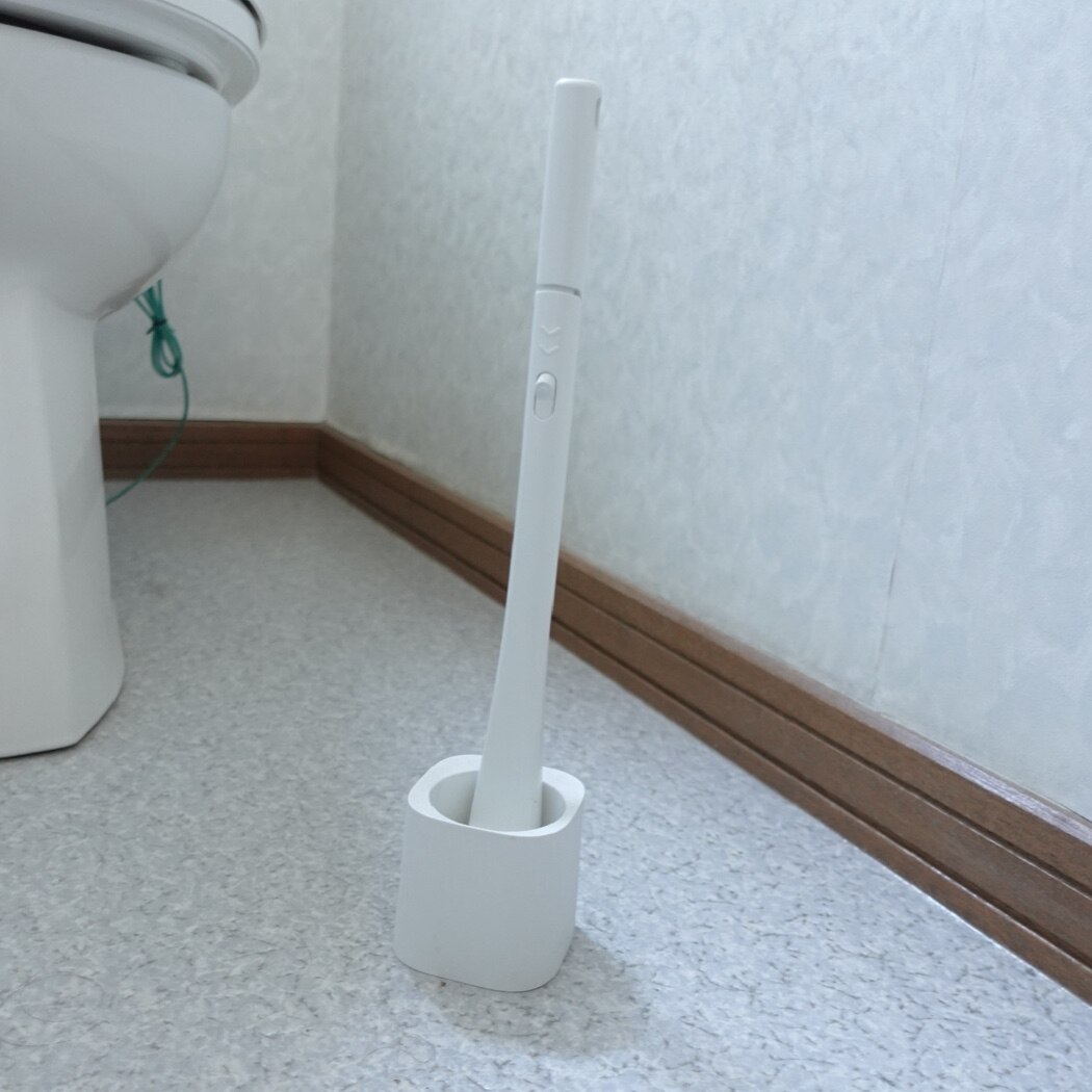 marna マーナ シートを挟むトイレクリーナー・W （ トイレクリーナー 抗菌 トイレ 使い捨てブラシ 流せるトイレブラシ ケース付き コンパクト 柄が長い トイレ用品 ホワイト 白 収納 スタンド 本体 ブラシ入れ 置き型 ワンタッチ ）