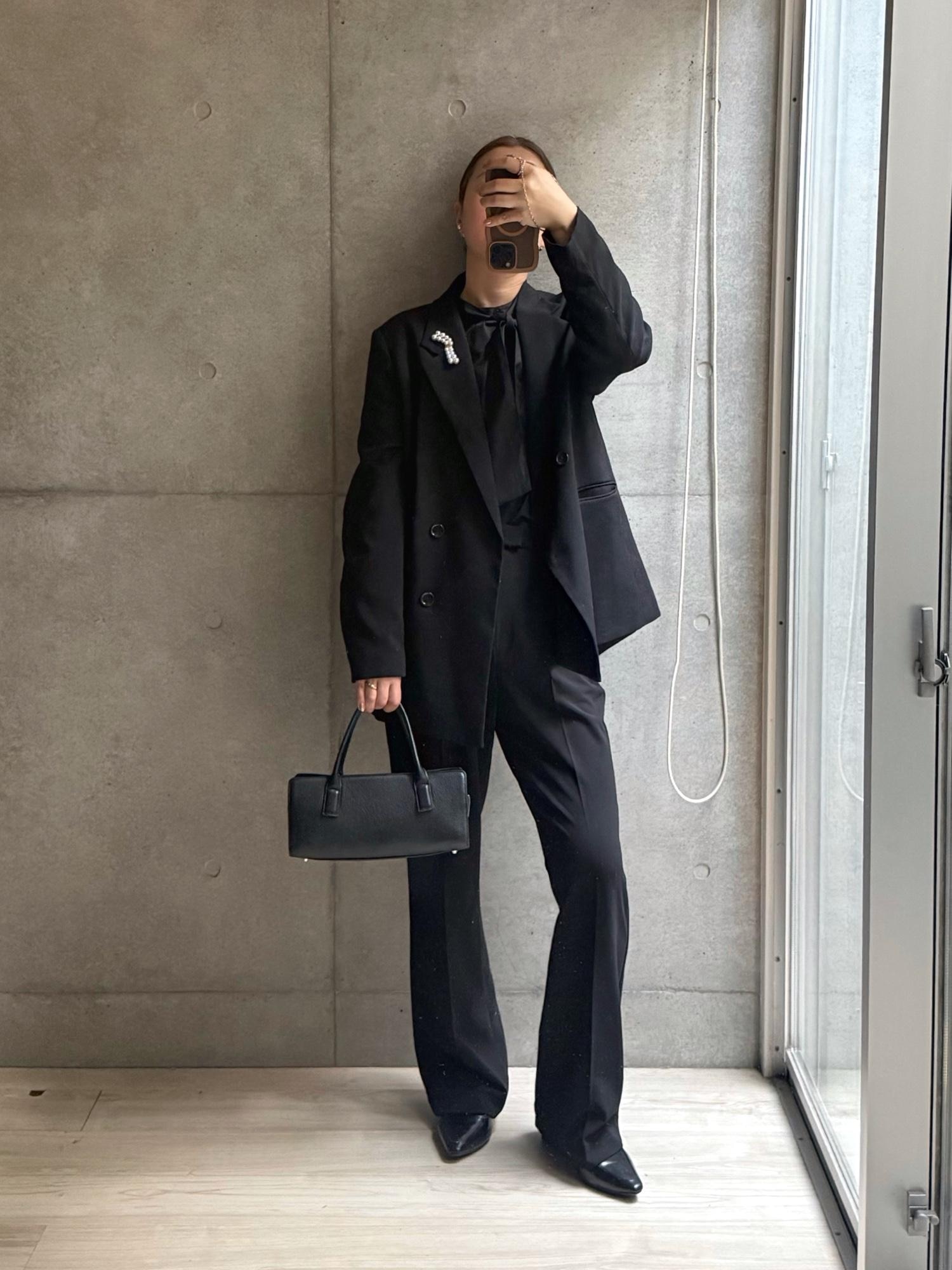 真っ黒でセレモニーコーデ。セミフレアパンツでハンサムに。こういうのいいんじゃない？