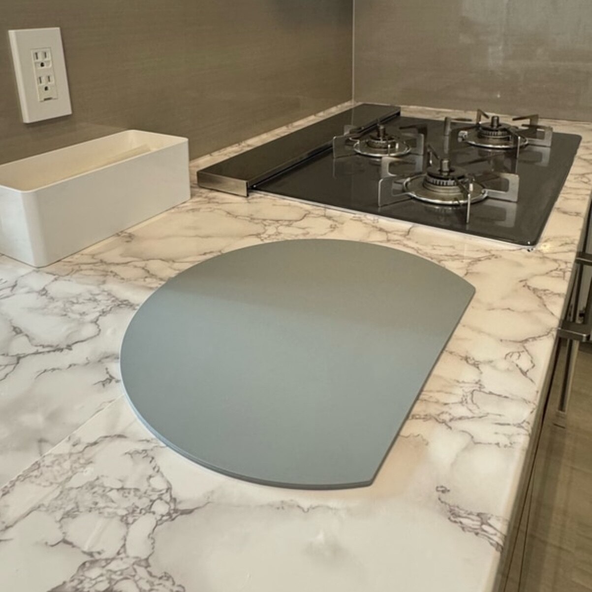 【クーポン利用で1019円〜】D型抗菌まな板 丸いまな板 耐熱 エラストマー まな板 D型 抗菌 丸型 柔軟性 洗いやすい 食洗機対応 滑らない 両面利用可 おしゃれ ブラック グレー ベージュ