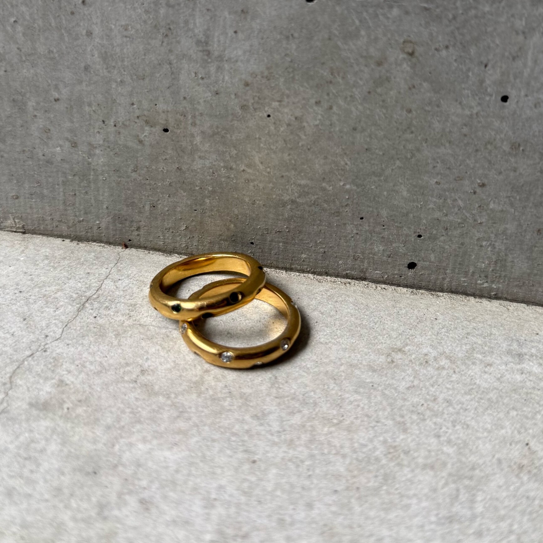 リング ジルコニアドットラインリング サージカルステンレス 華奢 金属アレルギー対応 18K 金アレ対応 レディース 重ね付け シンプル ゴールド カジュアル 重ねづけ 大人リング キラキラ ビジュー グリーン クリア リング - メイン画像 1