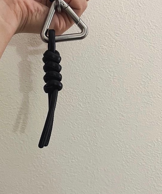 Bottega Veneta Triangle Key Ring Nero ボッテガ・ヴェネタ トライアングルキーリング ネロ キーホルダー ロゴ刻印  レザー アクセサリー ブラック×シルバー【230213】【中古-A】【me04】