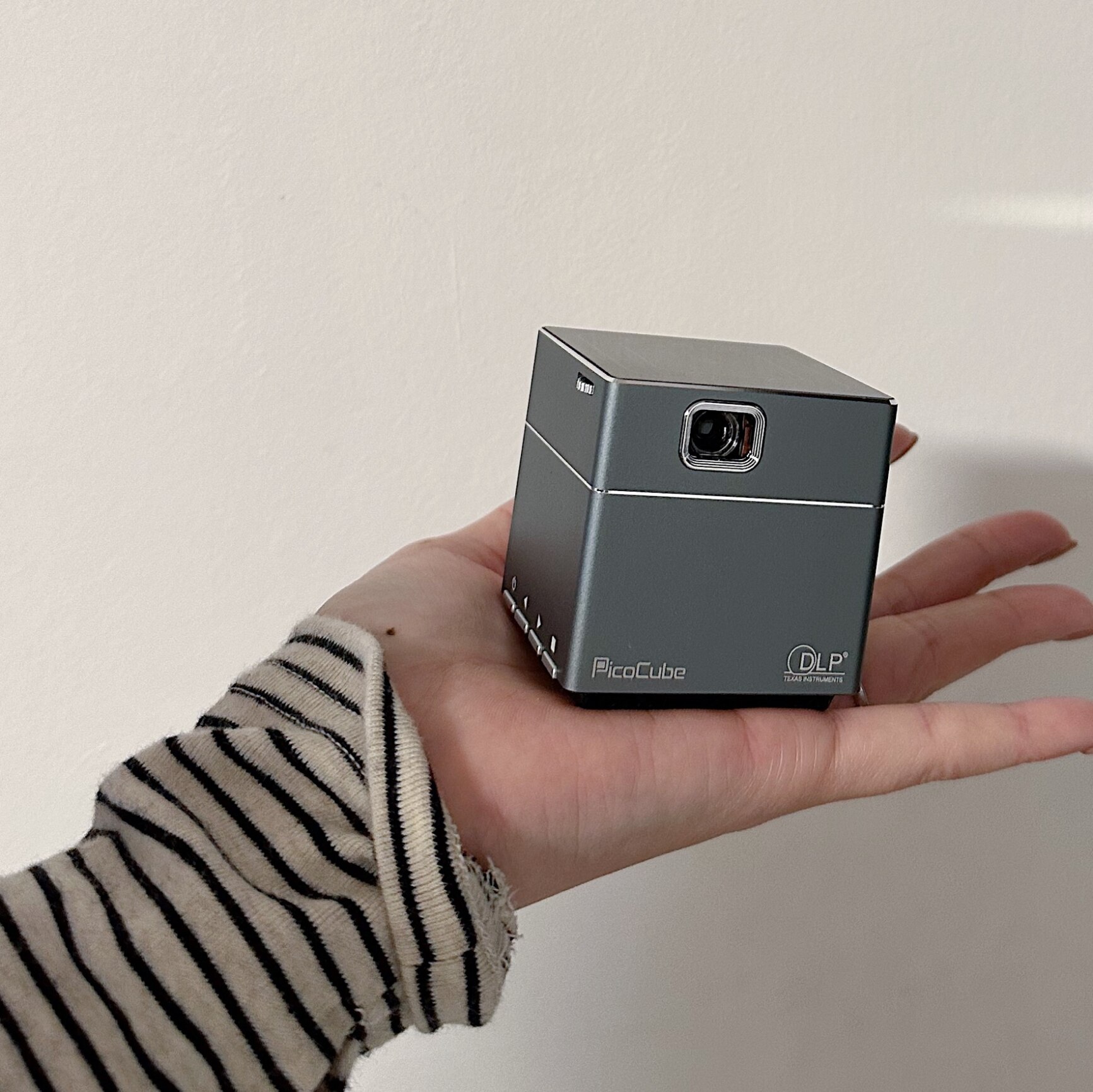 超小型プロジェクター PicoCube plus タッチパッド アプリ内蔵