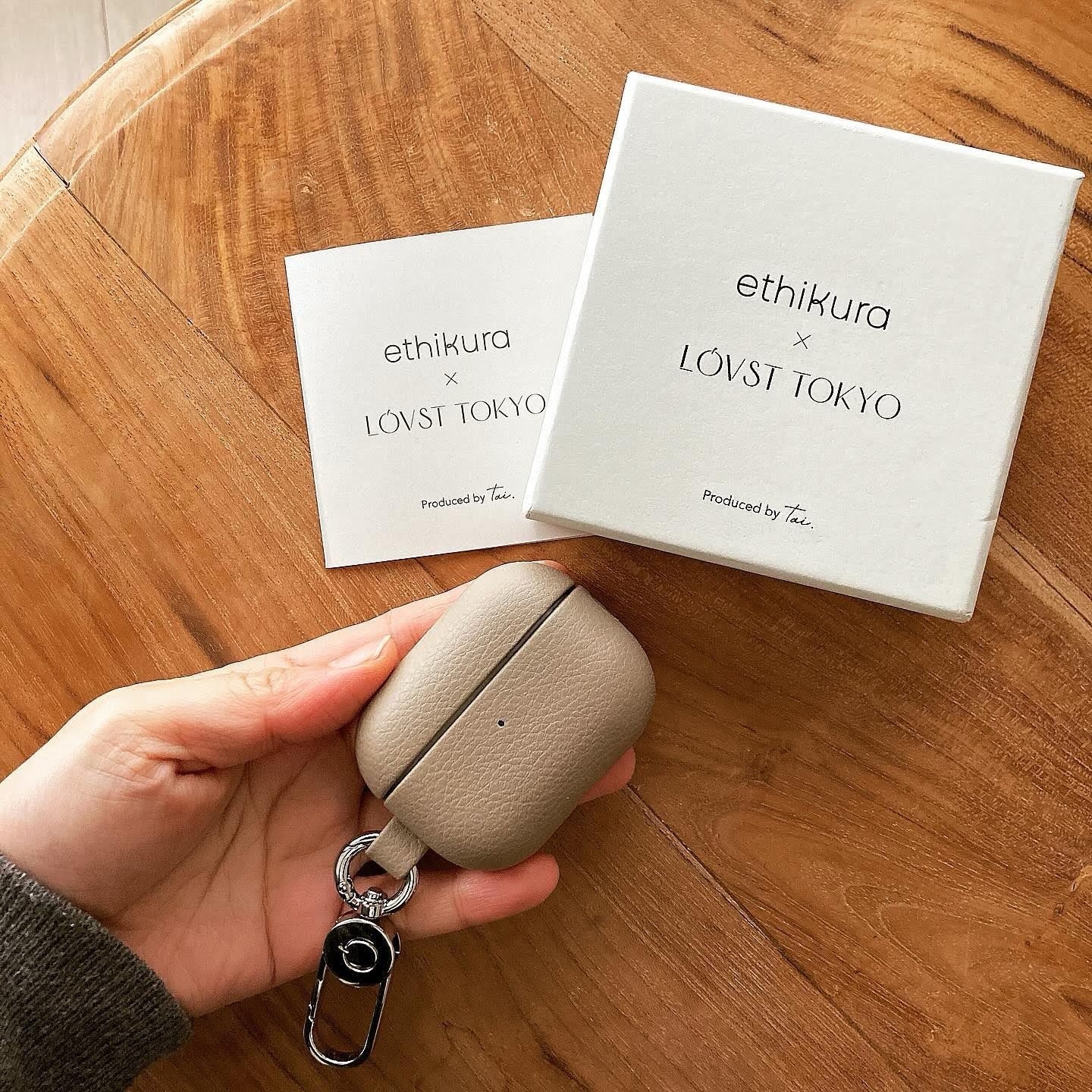 アップルエアーポッツ4ケース 名入れ刻印 ギフト | AirPods 4 カラビナ付き ヴィーガン レザー アップルレザー ブランド LOVST TOKYO ラヴィストトーキョー