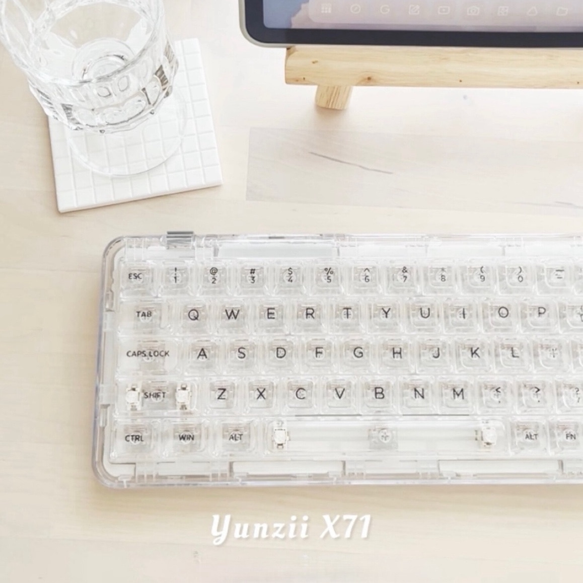 YUNZII X71 メカニカルゲーミングキーボード 透明キーキャップ 71キー 68%配列 ワイヤレス ホットスワップ対応  BT5.0/2.4G/USB-C ガスケット搭載 RGB 無線 WINDOWS/MAC用 (クリスタルアイス軸、ホワイト)