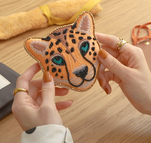 手鏡 レオパード 刺繍 コンパクト ヒョウ柄 （ 携帯用 ミラー