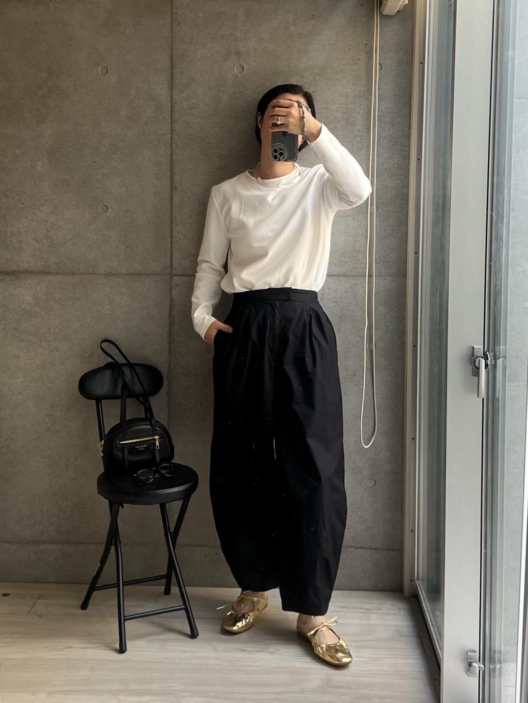 結局落ち着くモノトーンコーデ。
の、足元にパンチでキラリーン。
AMELYのフラットシューズは待った甲斐があったあ。

☑︎ページ通り可愛い
☑︎アッパーもソールも柔らかく履き心地いい
☑︎サッと履けるミュールタイプ

半額クーポン、永遠に続きますように…。
カットソーはお揃い続出、しっかり素材のこなれ袖クシュこなれT。
好き。

#リングはpr #大人カジュアル #2024春 #春コーデ #お出かけコーデ #フラットシューズ #サンダルコーデ #楽ちんコーデ