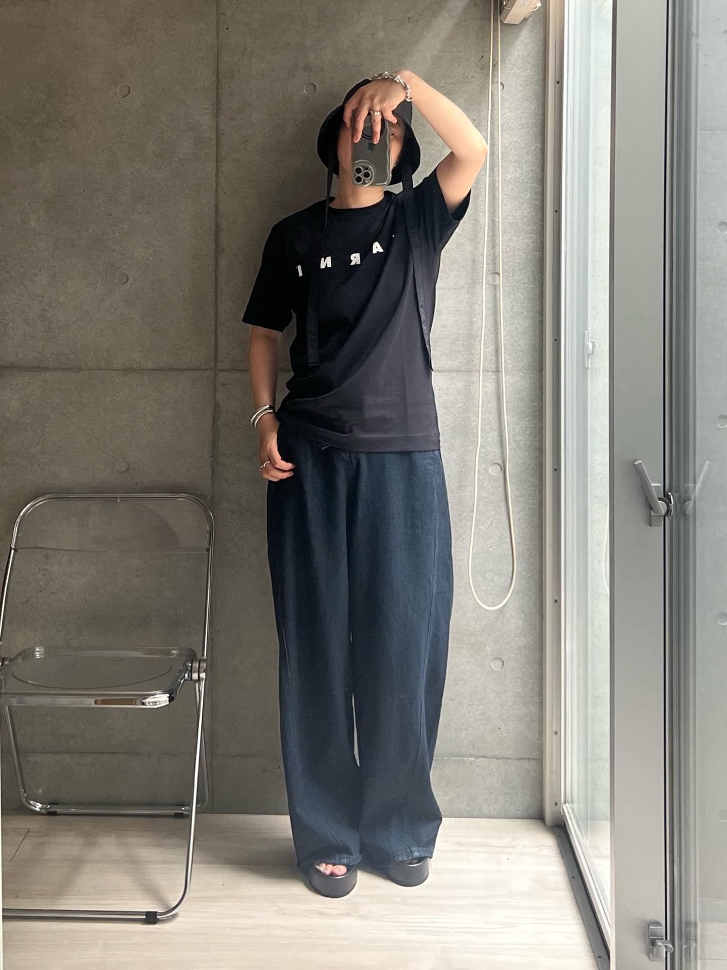 マルニキッズ、大当たりじゃんか…😮💨
どこかしっとり肌に優しく触れる、ハイゲージな感じのコットン100%で気持ちいいしサイズ感もちょうどいい。
黒ってのも手伝って着痩せするぅ…着るぅ…。
#夏も着れる #2024夏 #2024春夏 #tシャツ #キッズT #マルニ #プチプラコーデ