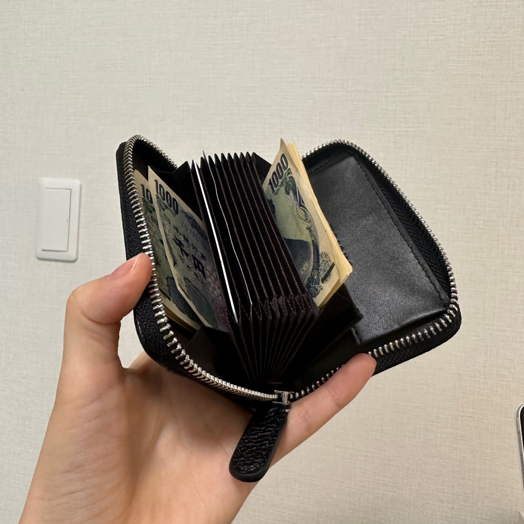 小銭もカードも放りこむ。仕分けしらずの手軽な財布「LOOSE JUNK BOX」 小銭もカードも放りこむ。仕分けしらずの手軽な財布「LOOSE JUNK