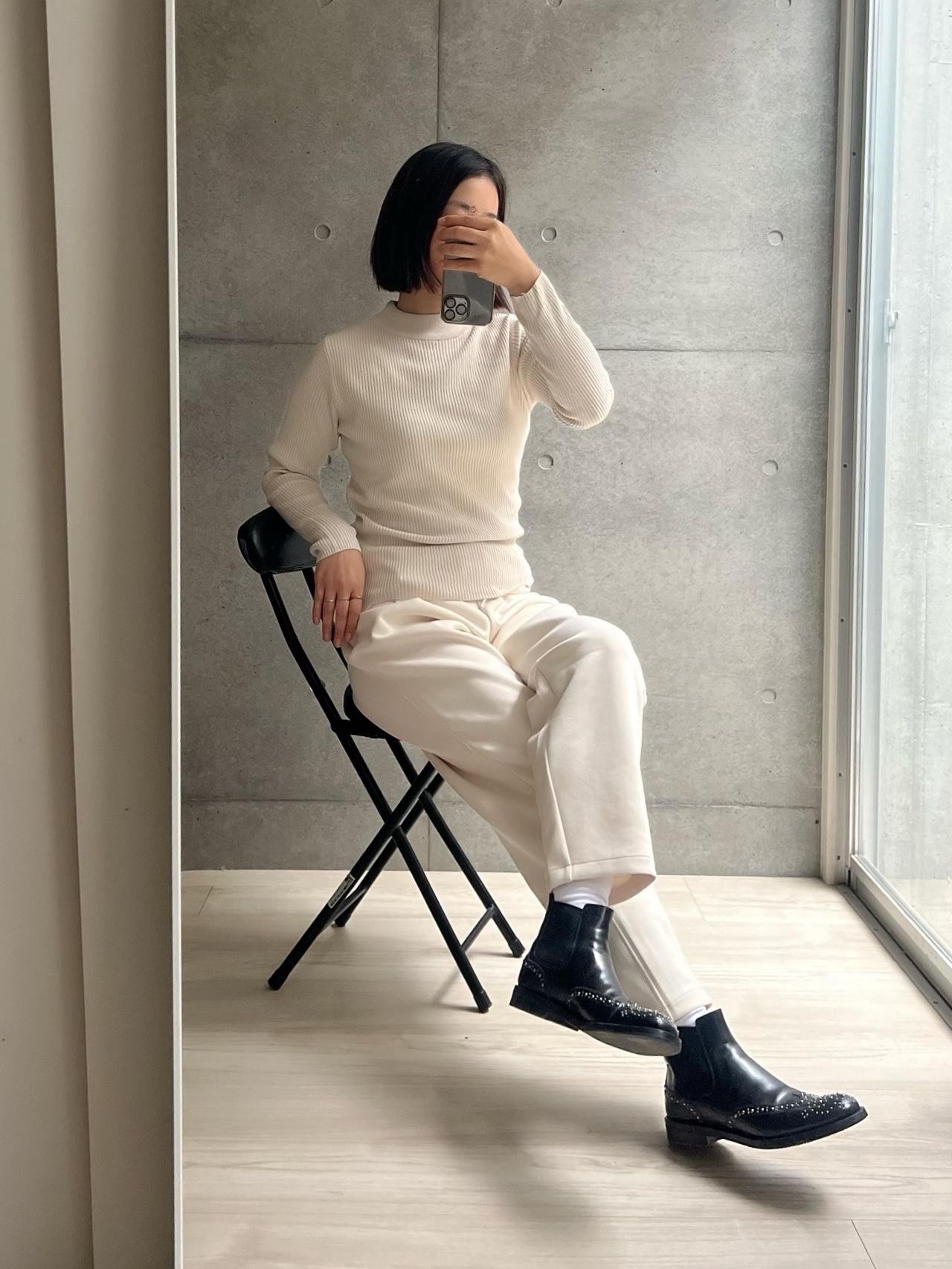 愛用中のイーザッカのニット。
リブの詰まり具合、ほんと好き。
チャーチの格上げ感はさすがだなあ。一生物…！

#きれいめコーデ #高見え #レッグウェア #ショートブーツ #ブーツ #サイドゴアブーツ #イーザッカマニアストアーズ #チャーチ #アラフォーコーデ #秋コーデ #足元倶楽部 #靴下 