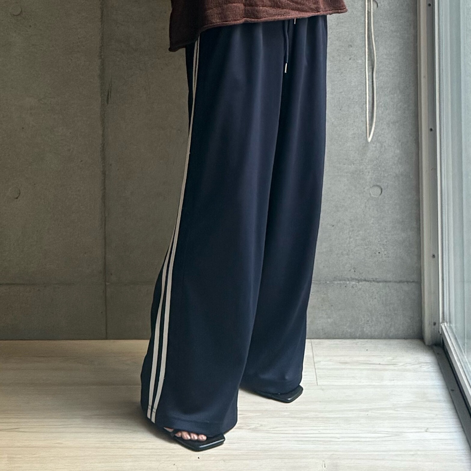 【限定！15%OFFクーポンで4250円】[体型カバー]サイドラインルーズワイドパンツ レディース 春 パンツ トラックパンツ ジャージ ライン トラックジャージ リラックスパンツ ワイド セットアップ対応 スポーツミックス ドロスト ワイドパンツ [一部先行予約受注] - メイン画像 2