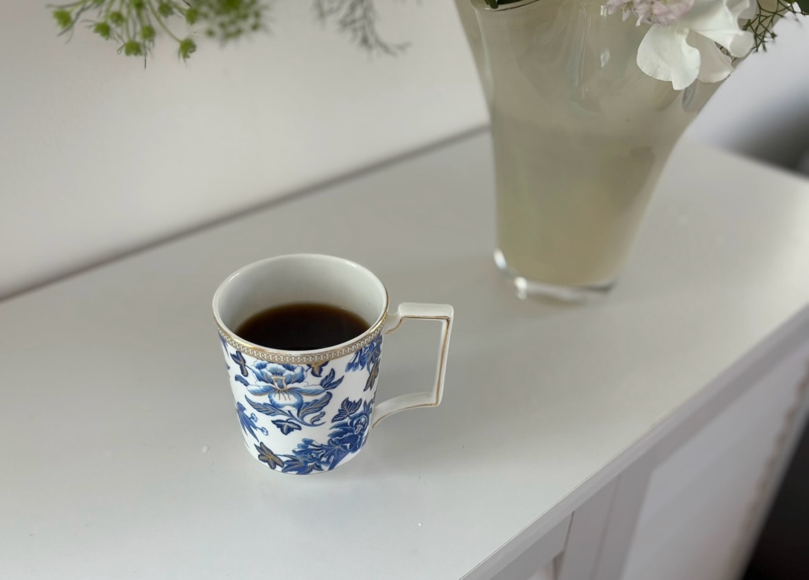【10/1クーポン・P10】 ウェッジウッド (Wedgwood) ハイビスカス マグカップ 300ml /// WEDGWOOD 青 ブルー ボーンチャイナ 花柄 大人可愛い ウエッジウッド おしゃれ ブランド 高級 イギリス 洋食器 輸入雑貨 陶磁器 ヨーロッパ // ギフト プレゼント 贈り物 誕生日
