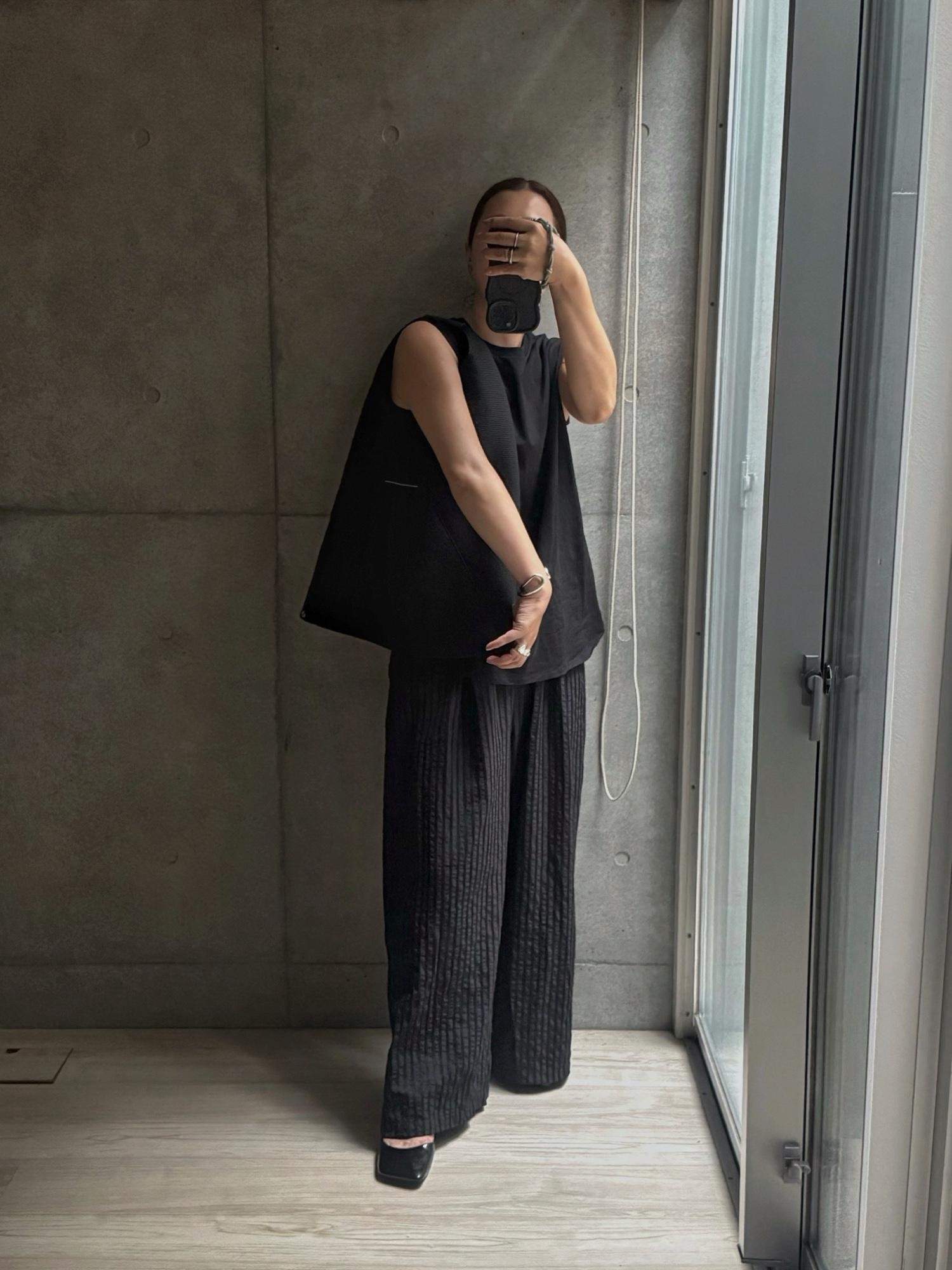 UNIQLOのノースリもまだまだ活躍の残暑。
パンツもめちゃくちゃ涼しくサラッと快適にはけながら、黒だから涼しくなっても当面は大活躍しそう。このパンツほんと好き。
靴もいろんな人から褒められるやつです。トゥがいいんだよ。クーポン出てる時がオススメ。サイズはいつも通り。リール投稿🎥しました。
#秋コーデ #2025秋