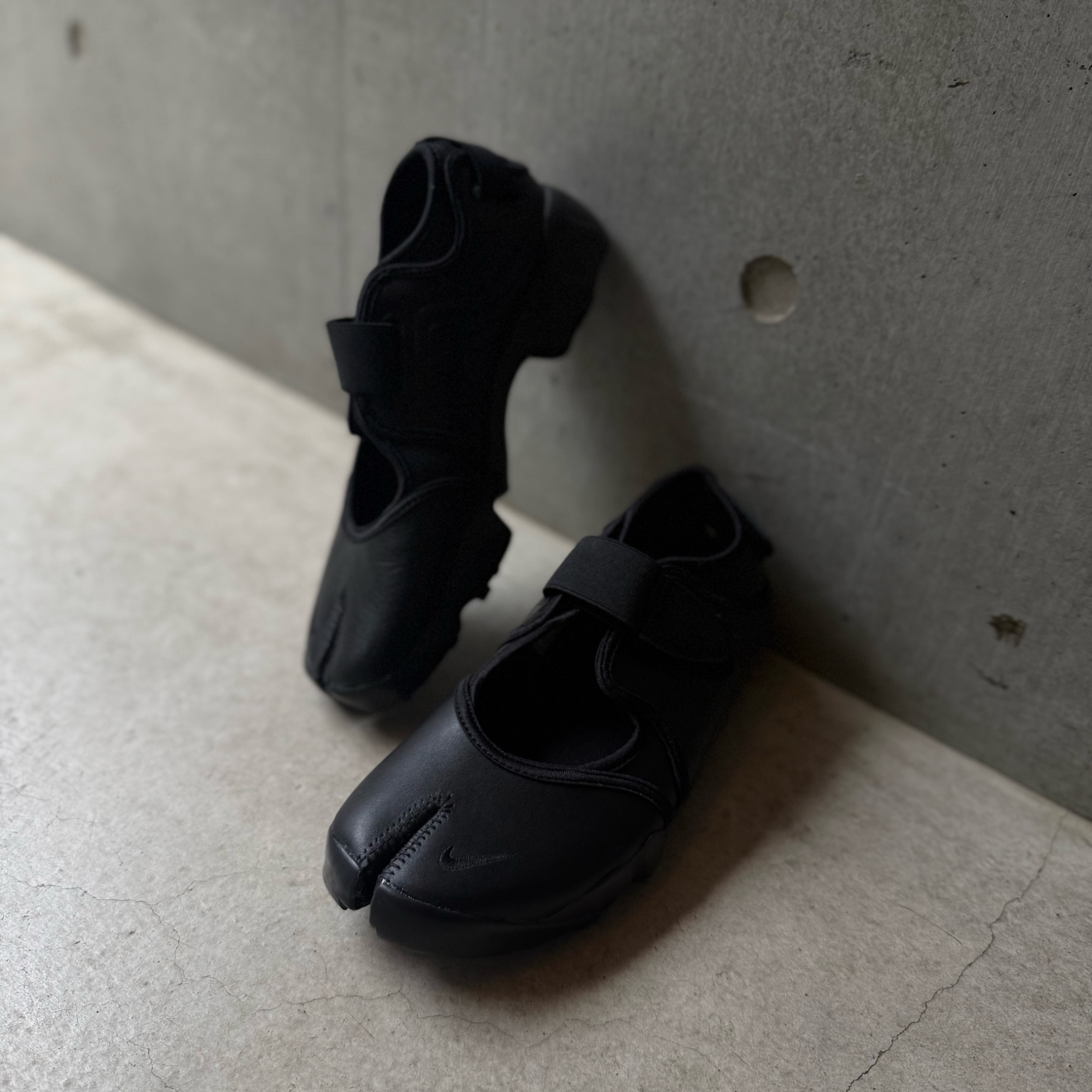 NIKE ナイキ スニーカー AIR RIFT エアリフト HM5737-002 レディース ローカット 足袋 ベルクロ 2.5cm 軽量 シューズ 靴 BLACK/BLACK