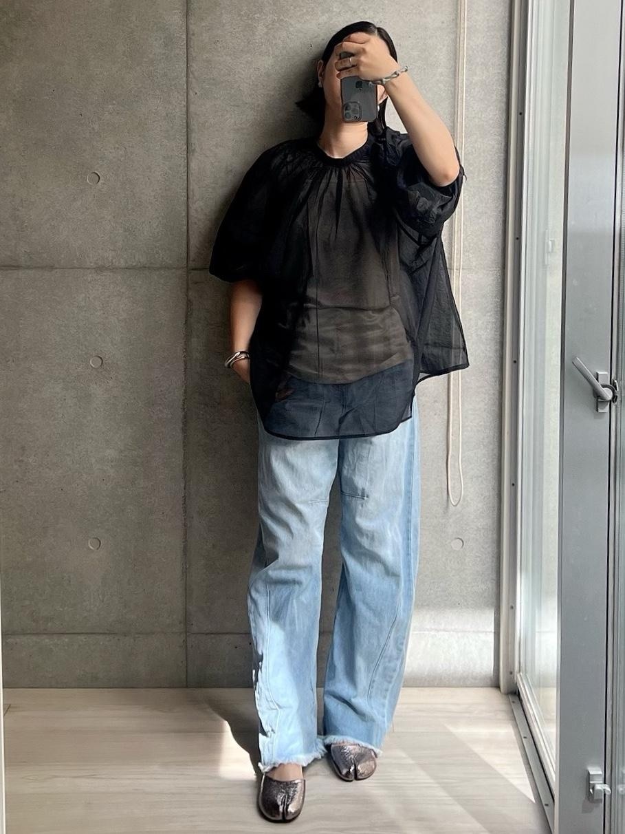 フォローしている憧れの人が
ベージュを着こなしてて買ったHUG.Uのシアートップス。
迷ってキャラ的に黒にしたけど…よ、よかったー！

ハリのあるシャリザリオーガンジーのぽわん袖ブラウス。
甘すぎるのは苦手だけどこれは着れたわねー。
シアーの生地が重なる時の奥行き感が
見ててアートみたいで楽しいな。

2点セットで、最初はキャミいらなくなーい？って思ってたけど
アメスリな感じで非常によろしかった。

袖を伸ばせば秋も行けるやつ。
暑いけどなーんか秋も着られるやつ…
できればベーシックと言うより映えて気分が変わるやつが欲しい！
そんな季節の端境期におすすめです✌️

#買ってよかった #秋も着れる #大人カジュアル #着心地重視 #デニム 