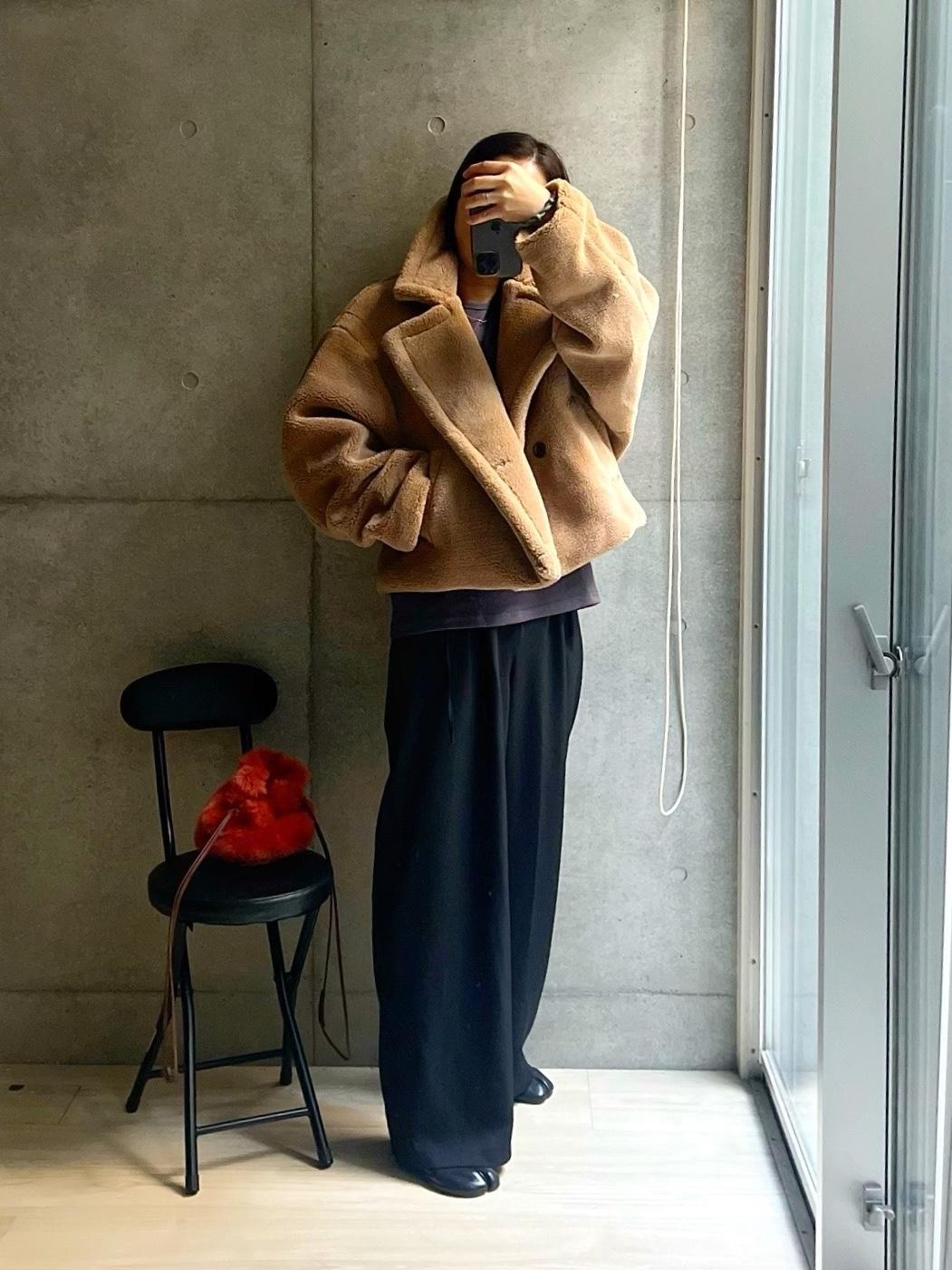 ストーリーズ投稿したら、お揃い続出になった
テディベアショートコートのかわいさったら🧸

素材は安っぽくなく
自分で自分を抱きしめたくなる癒しのモコモコ。

着てみると見た目以上に軽いしこれはめちゃくちゃ使えそう✌️
通常の長め丈だとなんか難しそうかなと思っちゃうけど
このショートのフォルム取り入れやすくキマリやすい！

あとカットソーも良かった〜。
このプライスでいい仕事するよ！

#高見え #着回しコーデ #お出かけコーデ #テディベアコート #テディベアショートコート #ワイドパンツ #秋コーデ #冬コーデ