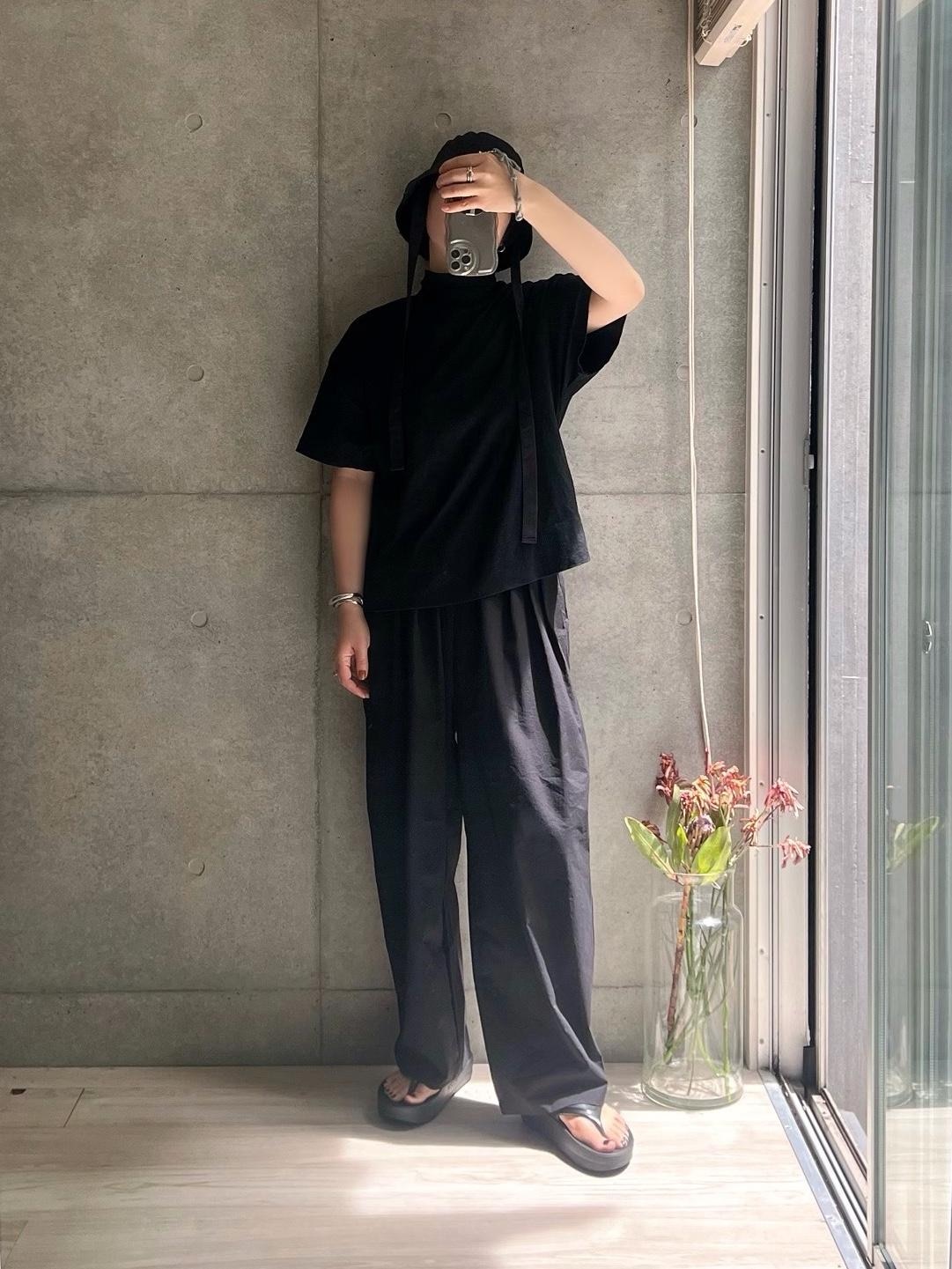 真っ黒コーデ。
夏は素肌をできるだけ隠したい、日焼け面でも体型面でも冷房対策面でも。
なんだけど、なかなか服だけでは隠しづらい首周りをカバーしてくれるのがこのハイネックT。

☑︎首の部分は柔らかいカット地で心地よくしかもヘニョって倒れることないのが非常によろしい。
☑︎そして肘あたりまでカバーする5分袖設計で二の腕隠せるのも非常によろしい。
☑︎ボディはサラッとした肉薄めのコットンで真夏にも気持ちいいのもまた非常によろしい。

よろしいな！

#パンツ は#PR 
#2024春 #2024夏 #買ってよかった #お出かけコーデ #パンツコーデ #休日スタイル #歩きやすい #シンプルコーデ #日差し対策 #夏コーデ

