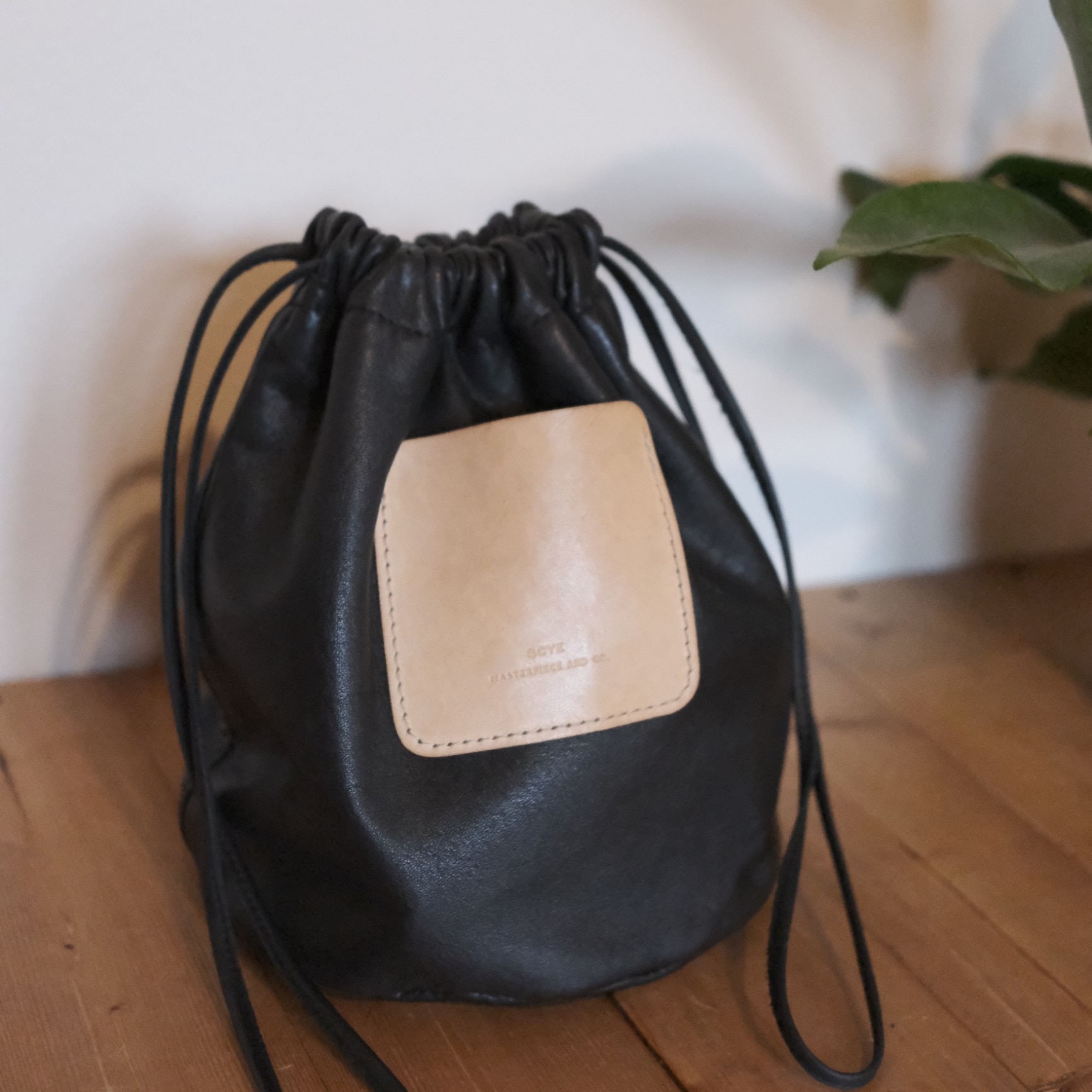 3323-11320]SCYE/SCYE BASICS(サイ/サイベーシックス) Soft Leather Drawstring Bag(ソフトレザー 巾着袋)/バッグ