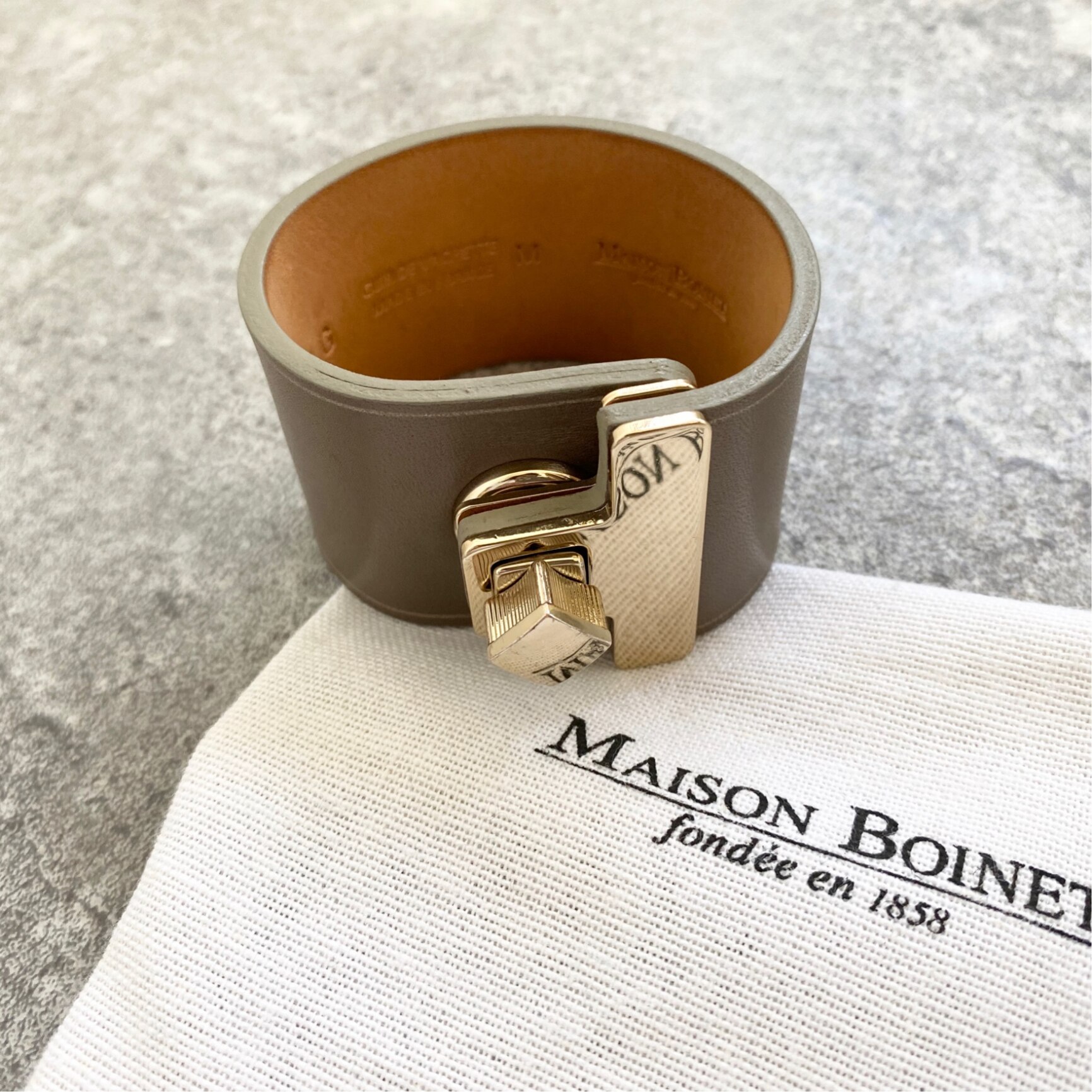 メゾンボワネ Maison Boinet ヒネリ金具 レザー ブレスレット バングル