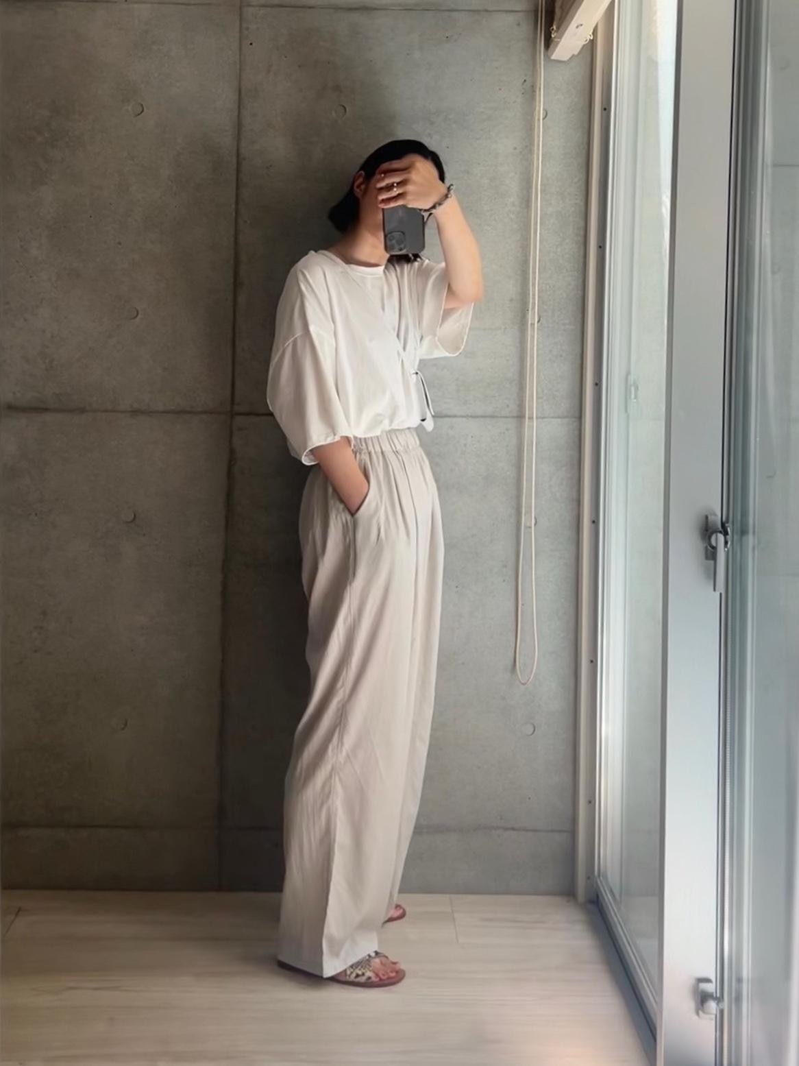 淡ーい感じの楽ちんコーデ。
とにかく涼しさ求めて、ゆるゆる設計な服たちで。
パンツはバズったパンツと同じかと思いきや
形は近いけど素材は柔らかく薄手。
まあ、これはこれでよろしいな…🧚‍♀️

#大人カジュアル #夏コーデ #パンツスタイル #楽ちんコーデ
