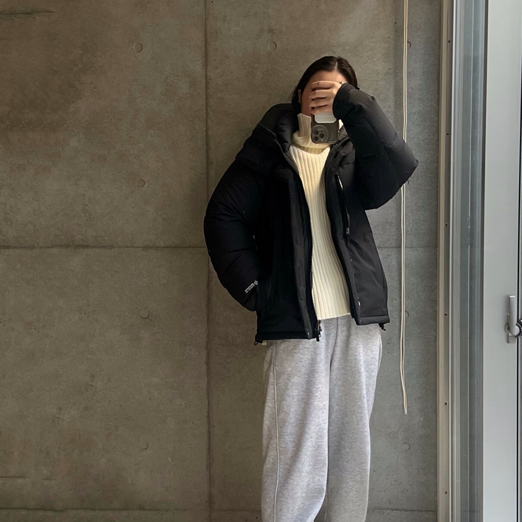 こなれた緩さの小顔ニットニット タートルネック レディース リブ リブニット セーター モヘア モヘアニット スリット トップス 長袖 ハイネック ビッグシルエット ボトルネック タートル レイヤード プルオーバー 黒 グレー ベージュ 春 夏 HUG.U - メイン画像 3