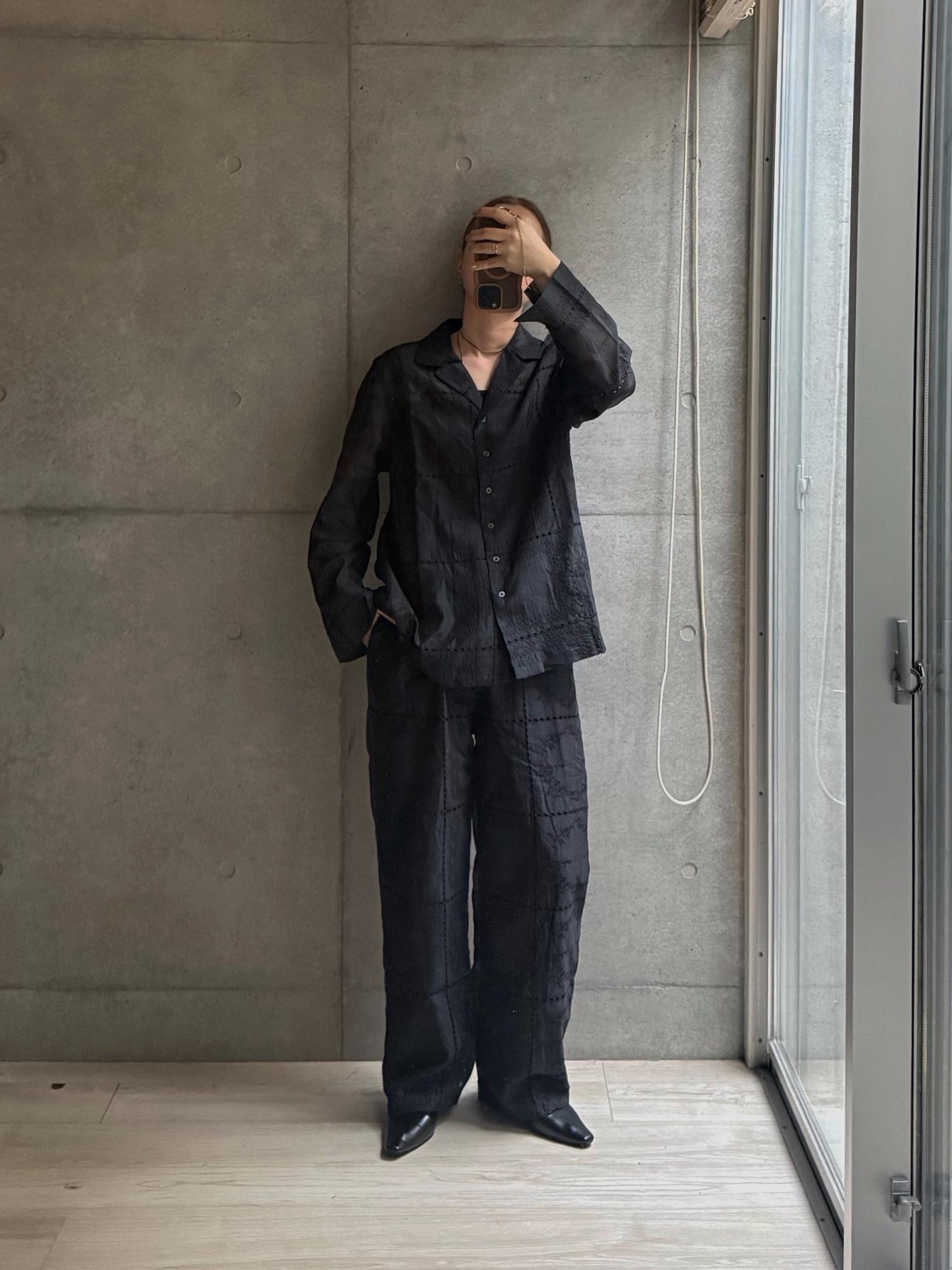 大人気がすぎる刺繍パンツのブラック、再販始まったね。いやこれこの春夏激推し。白もすんごい可愛い。さらっとしててシャリみがあって透け感爽やか。パンツは裏地がくるぶしまであって恥ずかしくないし。感度高い、このプライスで大人世代も恥ずかしくなく…いいよこれほんと。ガンダム体型も着痩せします。
