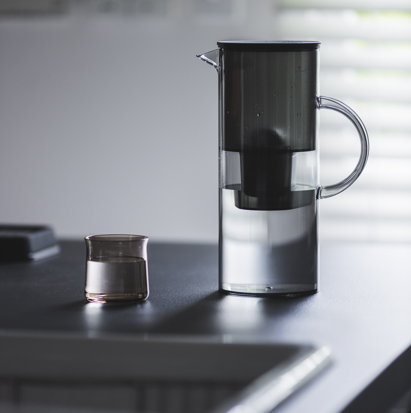 stelton ステルトン ウォータージャグ スモークグレイ ブリタ BRITA カートリッジ 用 [ 浄水器 浄水ポット ブリタ BRITA  カートリッジ 対応 BPAフリー ]