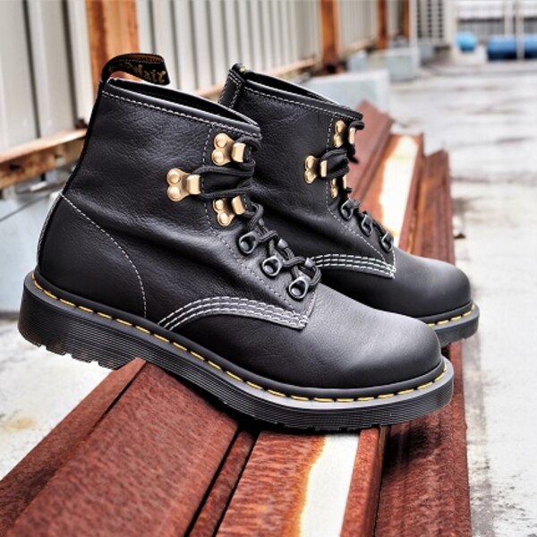 公式 ドクターマーチン 6ホール 初回交換送料無料 101 Virginia 6 Eye Boot Black Virginia Dr Martens 101 6ホール ブーツ ヴァージニアレザー ソフトレザー イエローステッチ レディース