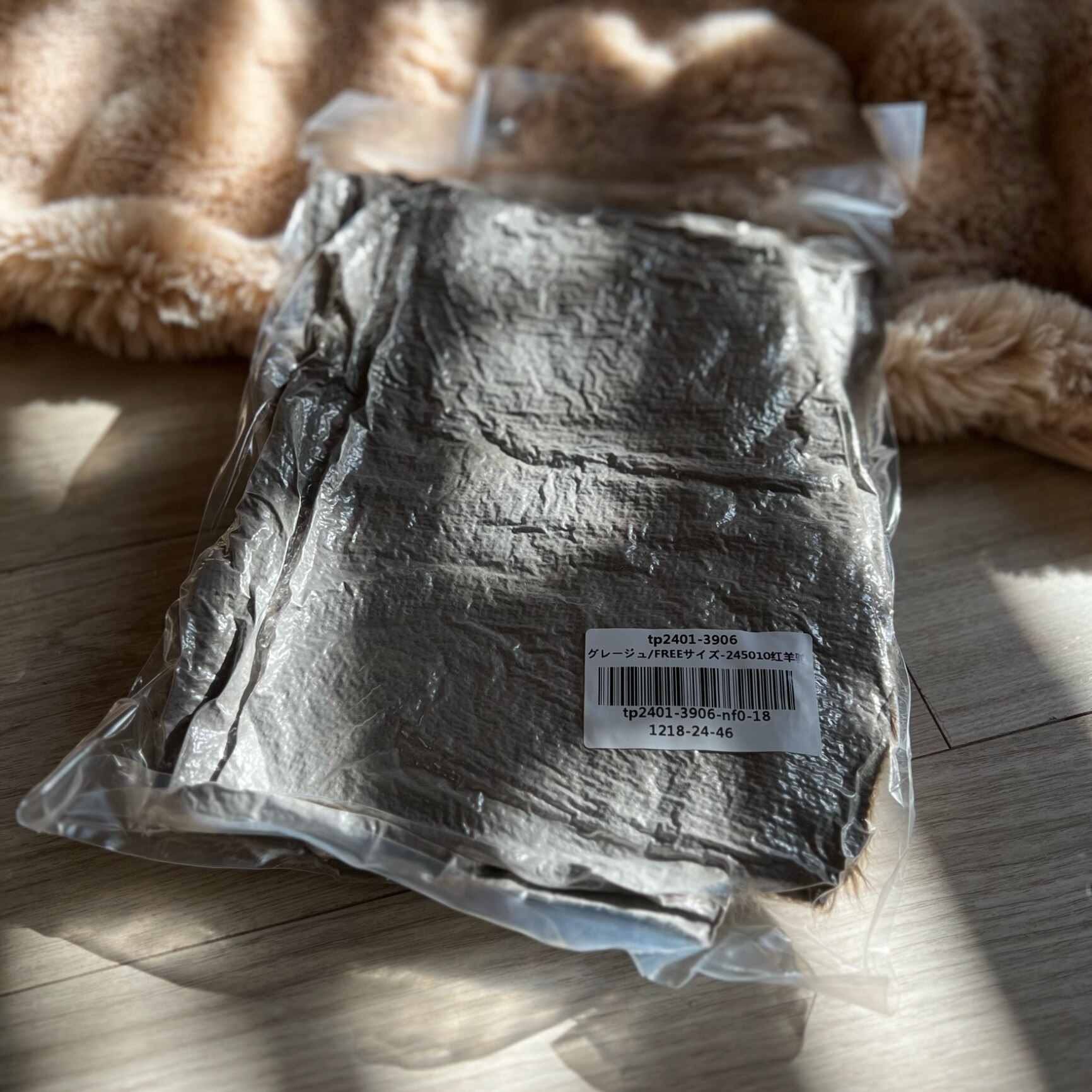 45%OFF!【マラソン:1,920円!2点購入クーポンで】トップス ニット セーター レディース 冬 長袖 ラウンドネック モヘア シャギー オーバーサイズ ゆったり ドロップショルダー 黒 白 グレージュ 【 マシュマロタッチラウンドネックシャギーニットトップス 】 - メイン画像 3