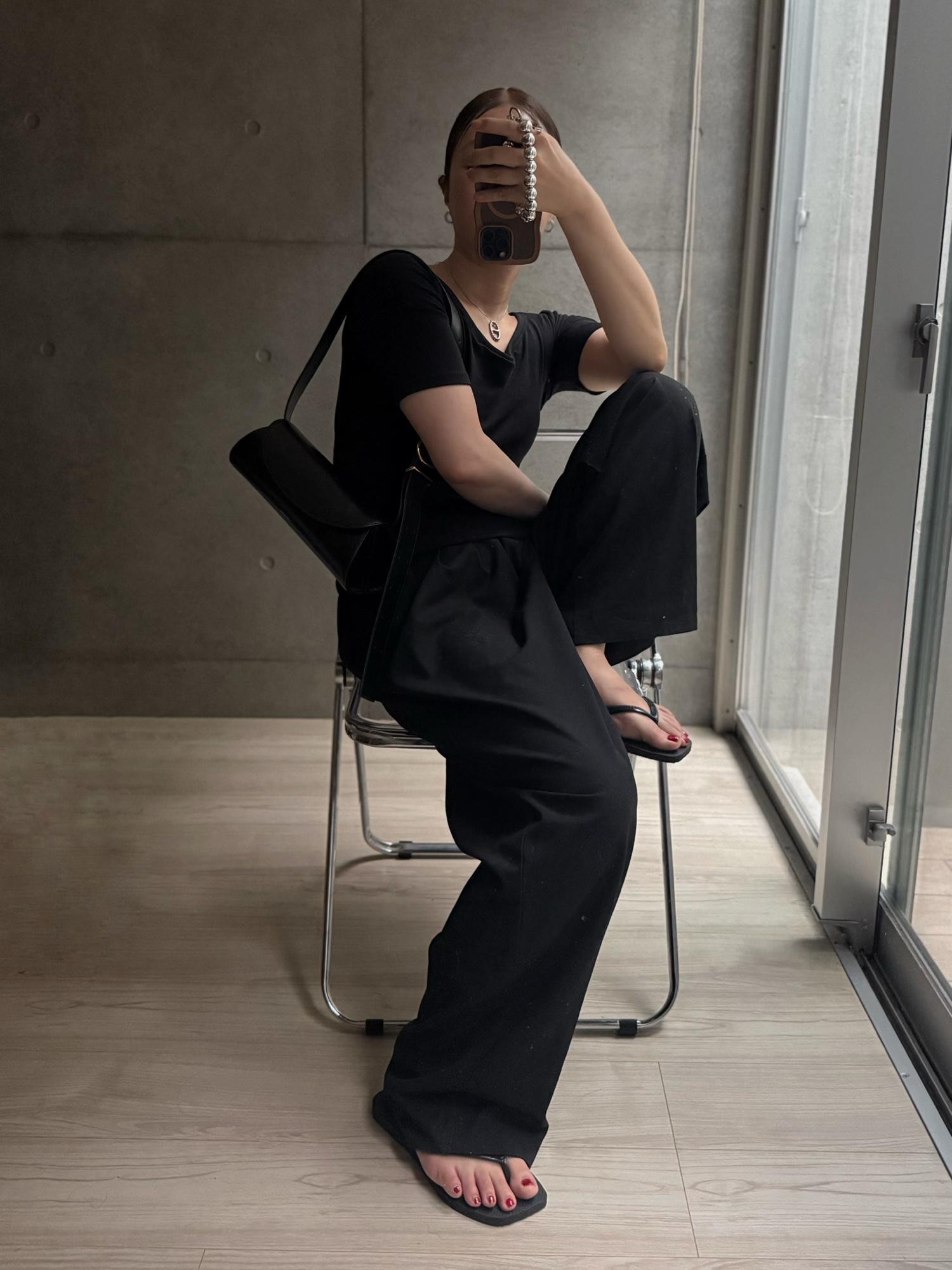 初エルメス。Instagramでフォロワーさん5万人突破した時になんかしたいなーとストーリーズでも言ってたんですけど、記念にこれ。スカーフリング、ネックレスのペンダントにしました。30,000円台で買えるお手頃エルメス。これ良くない?
長らく服を中心に良かったものをシェアしてきたけど、歳を重ねるとなんだかジュエリーが気になってくるんですよね。服はユニクロ始めお手頃でもプライスと質のバランスがいいシンプルなもので大丈夫だなとわかってきたり、資産的な意味で欲しくなってきたとか、肌艶の問題で取り入れたいとかさ。とは言え、ハイブラはこれまでそこまで興味は無くて(マルジェラとかジルサンダーとかは服好きの延長というかね)、今の大人カジュアルの延長でも使えるもの無いかなあと探しててピコーン。
本来ならあの細いスカーフ、ツイリーをまとめるアクセなんだけどチェーンや紐を通せばペンダントトップになるんですよね。この穴がキラッと輝いていい。エルメス店舗で購入。タグ付けしてるのは中古品です。
リングも迷ったけどサイズ無くて断念。いやーエルパトって言うけどほんとご縁なのね。今度はリングも探してみよう。