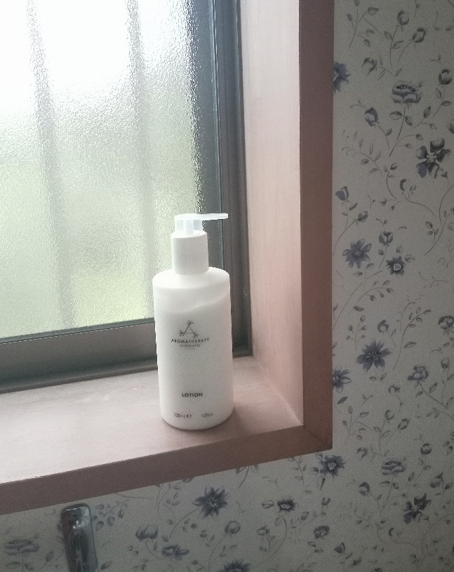 全品送料無料★アロマセラピーアソシエイツ ローション(ハンド/ボディ) 300ml Aromatherapy Associates ボディ