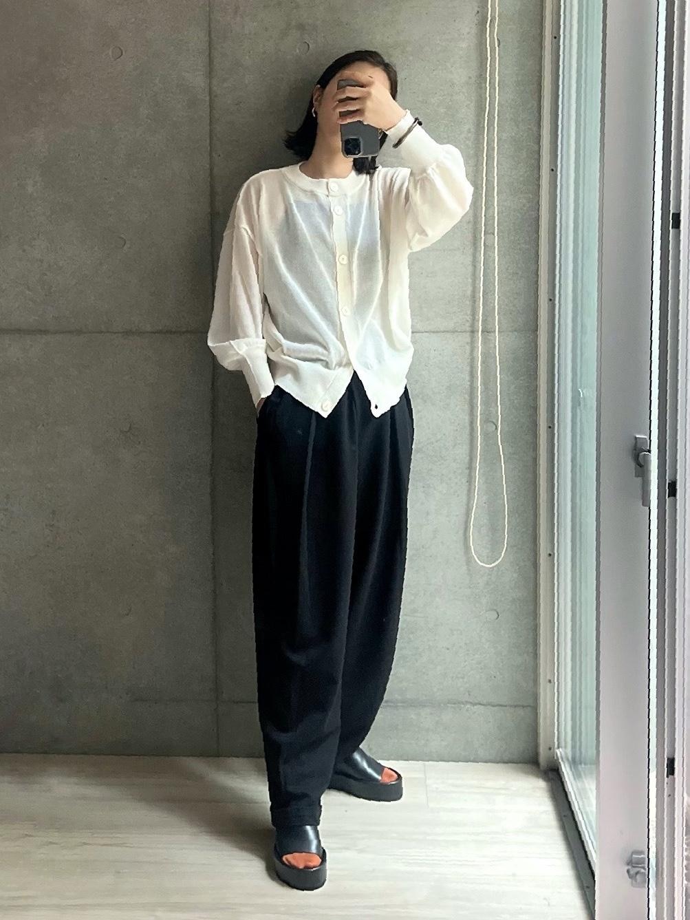 リラックスして着られる、夏の羽織シアーニットカーデ、
サラッとしててタフっとぽわん袖言うやつ可愛いし楽ちん〜。

去年、アダムエロぺのやつ買って大活躍したから
シアーカーデは今年は何枚か購入予定。

インナーを透けさせるのが楽しいから
インナーの色を気にせず楽しめるのもイイのよね。
あ、ちなみにこのカップ付きキャミはコカです。

暑くても履いてるタックワイドパンツは年中活躍。

#シアーニット #シアーニットカーディガン #モノトーンコーデ #夏コーデ #夏ファッション #高見え #大人カジュアル #サンダル #オーバーサイズ #パンツスタイル  #カーディガン は #pr 