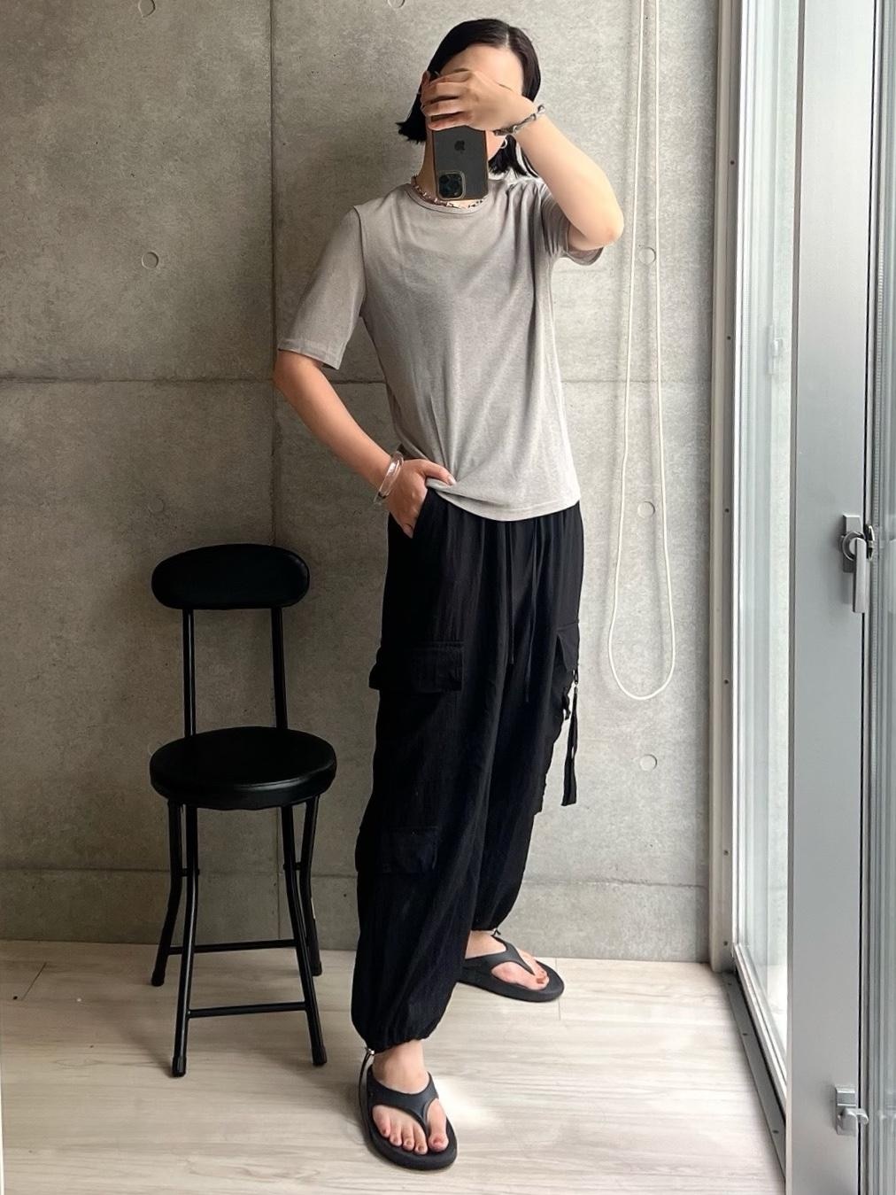 高評価プチプラアイテムで作る夏コーデ🌻
楽天を使いこなす目利き達に後押しされて買った、
お値段以上の涼感サラリT。
ライトグレーもよかったなー。
いま旬のカーゴもおすすめ。
もう少し丈があってもよかったかな？
こちらも涼しく履ける女性らしいシルエットと素材のやつ！

#買ってよかった #2023夏 #夏コーデ #高身長女子 #足元倶楽部 #サンダルコーデ #涼しいコーデ #暑さ対策 #アラフォーコーデ #ママコーデ #カーゴパンツ #大人カジュアル 