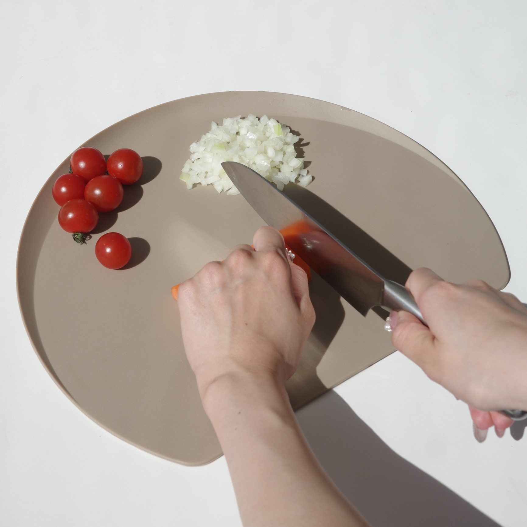 【20％OFFクーポン★9/30 23:59迄】 ＼フチ付き★エラストマー／Mサイズ登場！ まな板 かまぼこ型 食洗機 対応 おしゃれ 滑り止め 曲がる D型 小さめ sサイズ ミニ 丸 半円 軽量 両面 カッティングボード 耐熱 エラストマー ポリプロピレン 黒