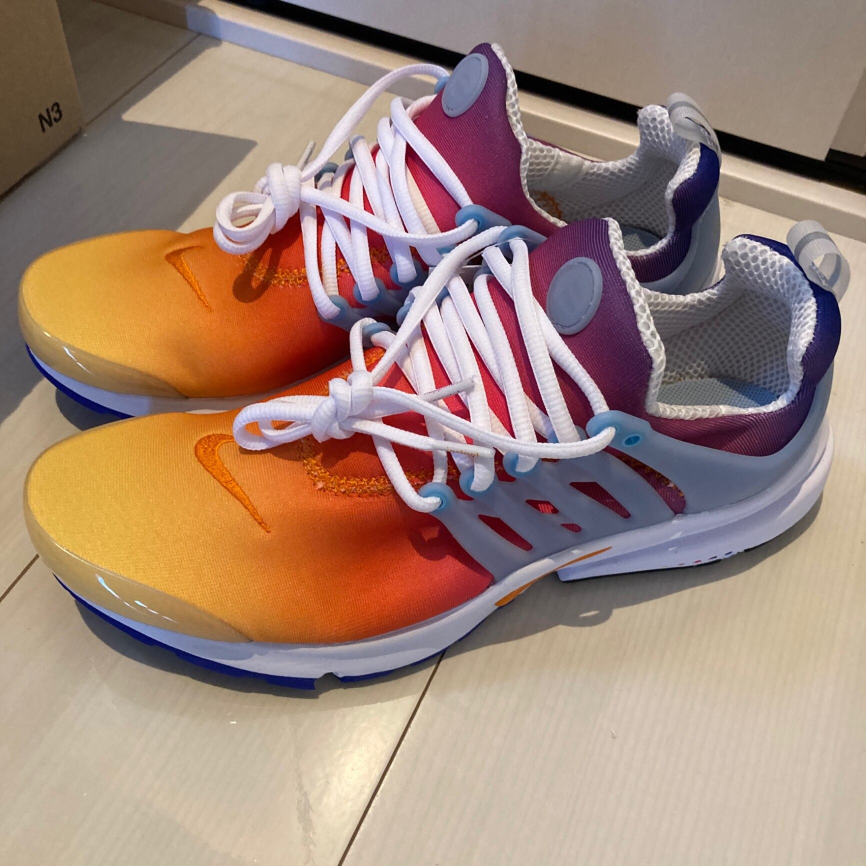 NIKE AIR PRESTO(ナイキ エア プレスト)UNIVERSITY GOLD/HYPER CRIMSON