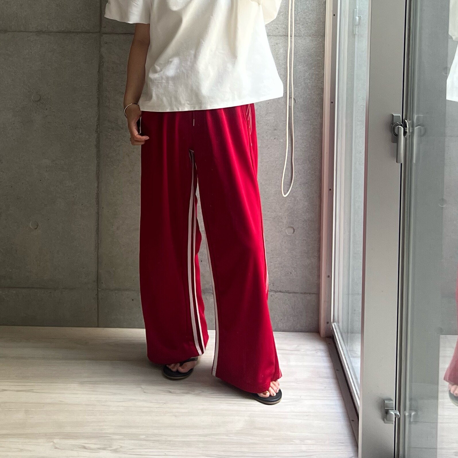 【限定！15%OFFクーポンで4250円】[体型カバー]サイドラインルーズワイドパンツ レディース 春 パンツ トラックパンツ ジャージ ライン トラックジャージ リラックスパンツ ワイド セットアップ対応 スポーツミックス ドロスト ワイドパンツ [一部先行予約受注] - メイン画像 1
