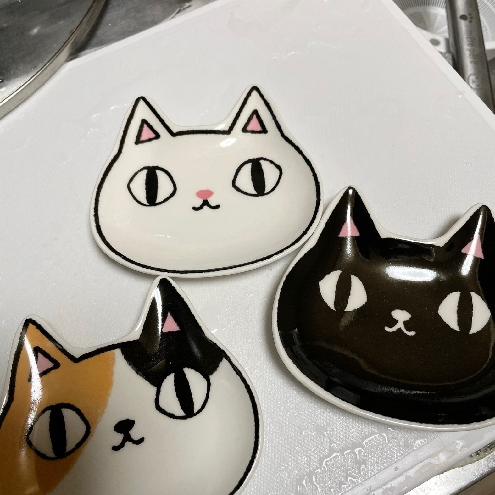 小皿 猫 顔小皿 3枚セット 猫3兄弟 黒猫 白猫 三毛猫 磁器 取り皿 豆皿