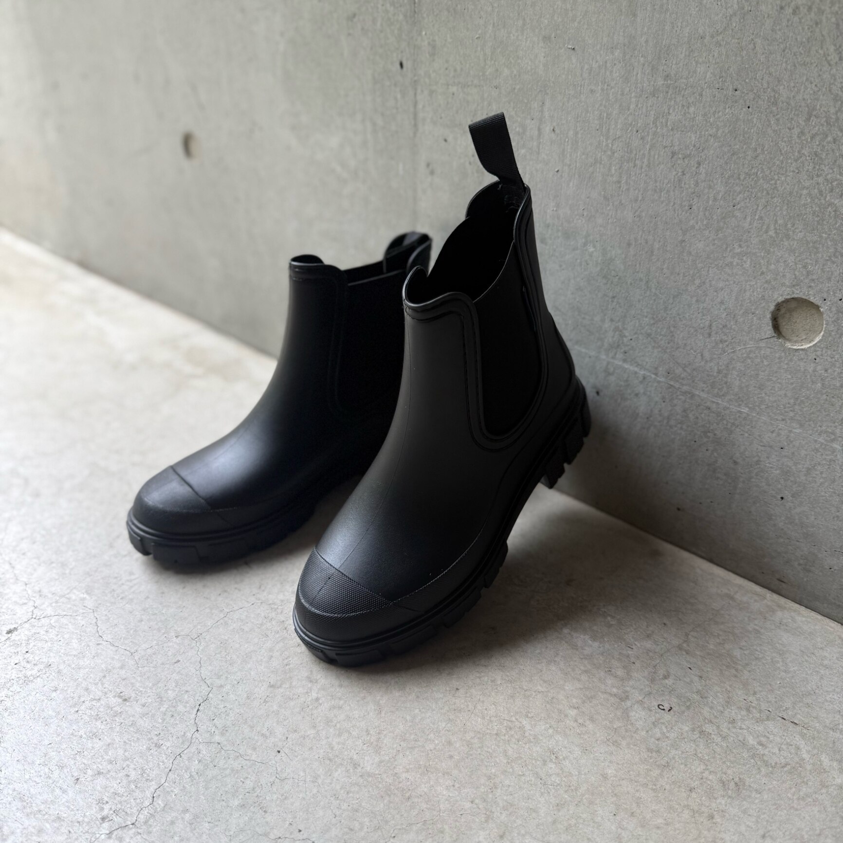 【2380円〜！クーポンで】レインブーツ レインシューズ レディース サイドゴア ブーツ 長靴 レディース 雨靴 おしゃれ 軽量 完全防水 歩きやすい 通学 通勤 晴雨兼用 雨対策 作業 履きやすい ガーデニング 滑らない 蒸れにくい 厚底 台風^bm1441^ ame
