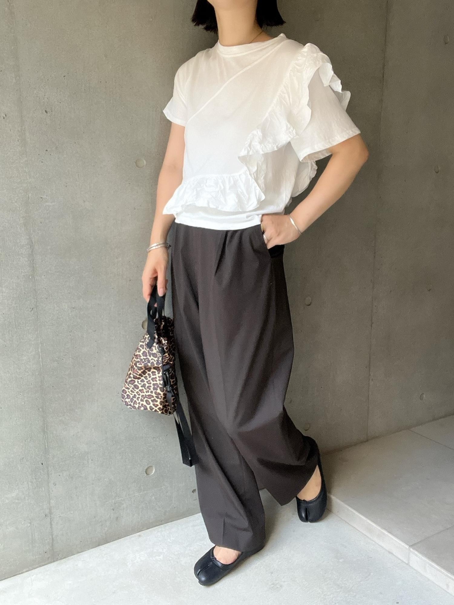 季節の変わり目コーデ。
秋色仕様で暑くても秋支度。
フリルTは買ってよかったパンチ力。
ドノバンタビシューズも、ソフトなレザー調で🙆♀️
サイズは39で24.5cmぴったり、
本家マルジェラは38でジャスト。
#シンプル #ドノバン #donoban #韓国ファッション #高身長コーデ #秋コーデ #2022秋冬 #タビ #プチプラ #プチプラファッション #ママコーデ