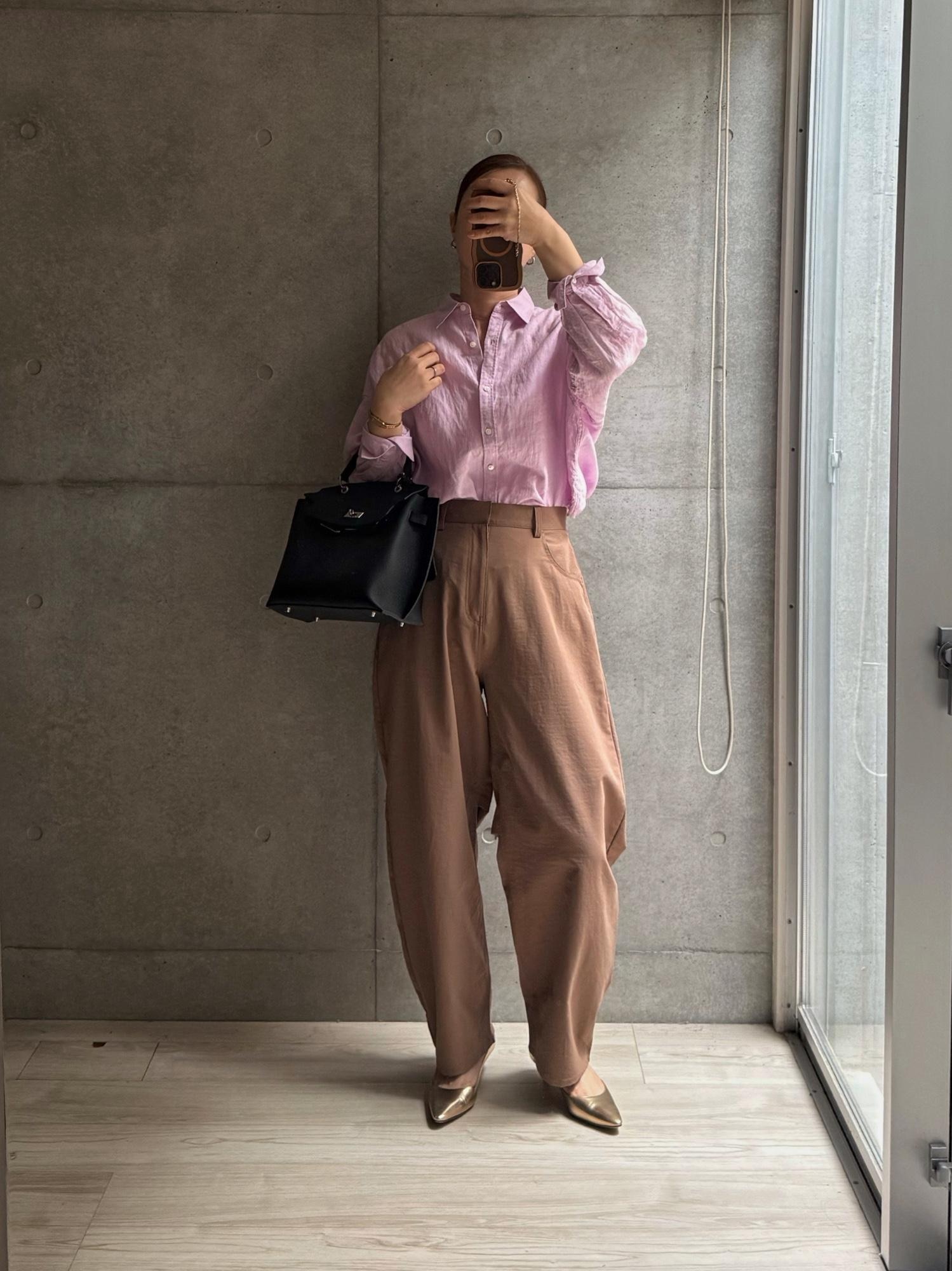 #PR シャツとパンツね。いやでもこのPR良かったですよ。自信を持って推したい。いやPRアイテムでもいつもいい出会いで全力で推してますけど。どちらも価値ありアイテム。軽やかでこれからの季節にぴったり。
シャツは文字数限界で通常投稿してます。リール投稿済みです。一度洗ったけどちゃんと伸ばして干したら変わらず自然なシワでいい感じでした。大人世代に推したいなあ。パンツも綺麗なの、表情も。多機能がすごい！