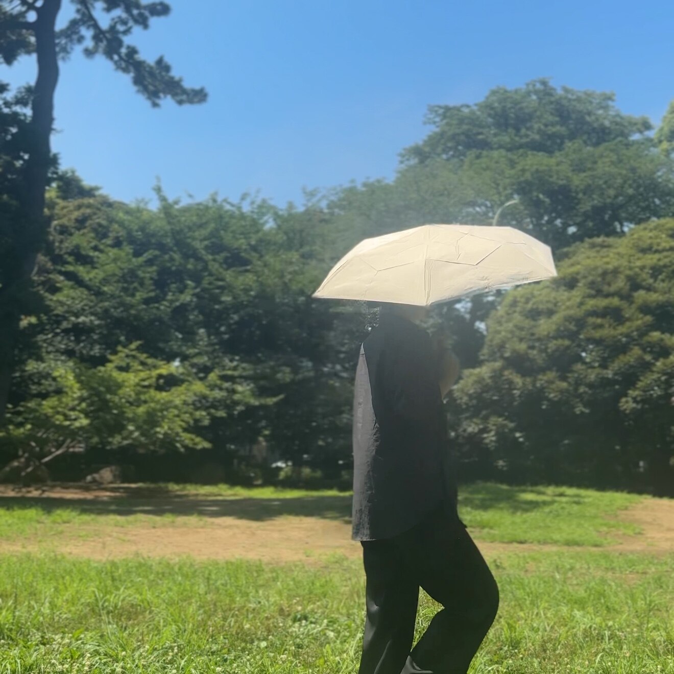 【1,000円OFFクーポン・6/20】日傘 KONCIWA 5秒でたためる日傘 軽量 完全遮光 遮熱－30℃ 形状記憶 レディース メンズ兼用 UVカット100% ワンタッチ自動開閉 コンパクト 6本骨 超撥水 日焼け防止 無地 3段 折りたたみ晴雨兼用 - メイン画像 3