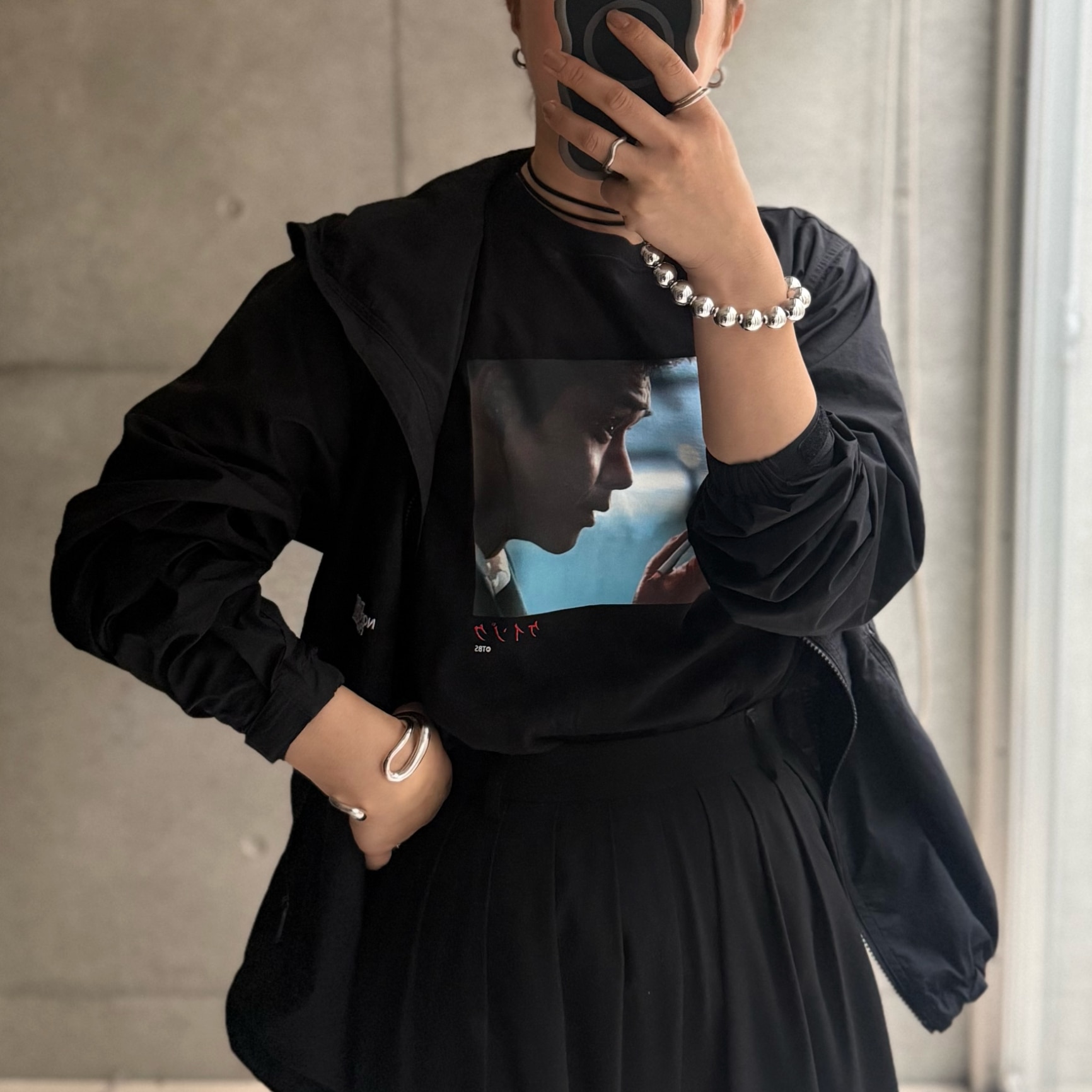【SALE／30%OFF】FREAK'S STORE TBSドラマ『ケイゾク』コラボ 「MAYAMA」フロントプリント ショートスリーブ クルーネックTシャツ B フリークスストア トップス カットソー・Tシャツ ブラック ホワイト