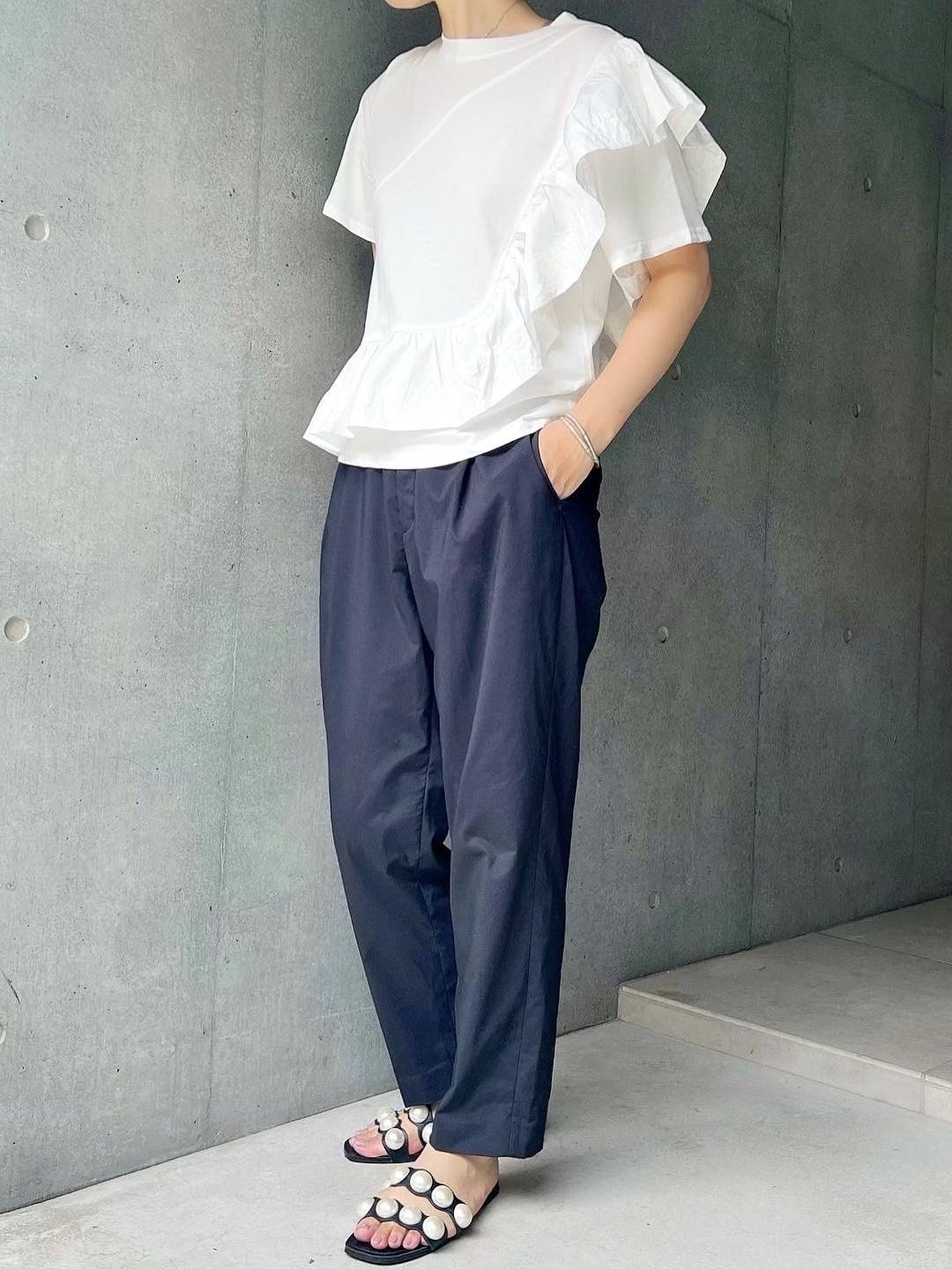 おはようございます🙋‍♀️
夏の終わりの買い足しに変化球トップス。
フリフリで商品ページの画像通りで可愛い。
身頃のカットソー部分、薄手で気持ちいいです。
着たおすぞー。

#2022夏 #大人かわいい #tシャツ #モノトーンコーデ #ママコーデ #プチプラコーデ