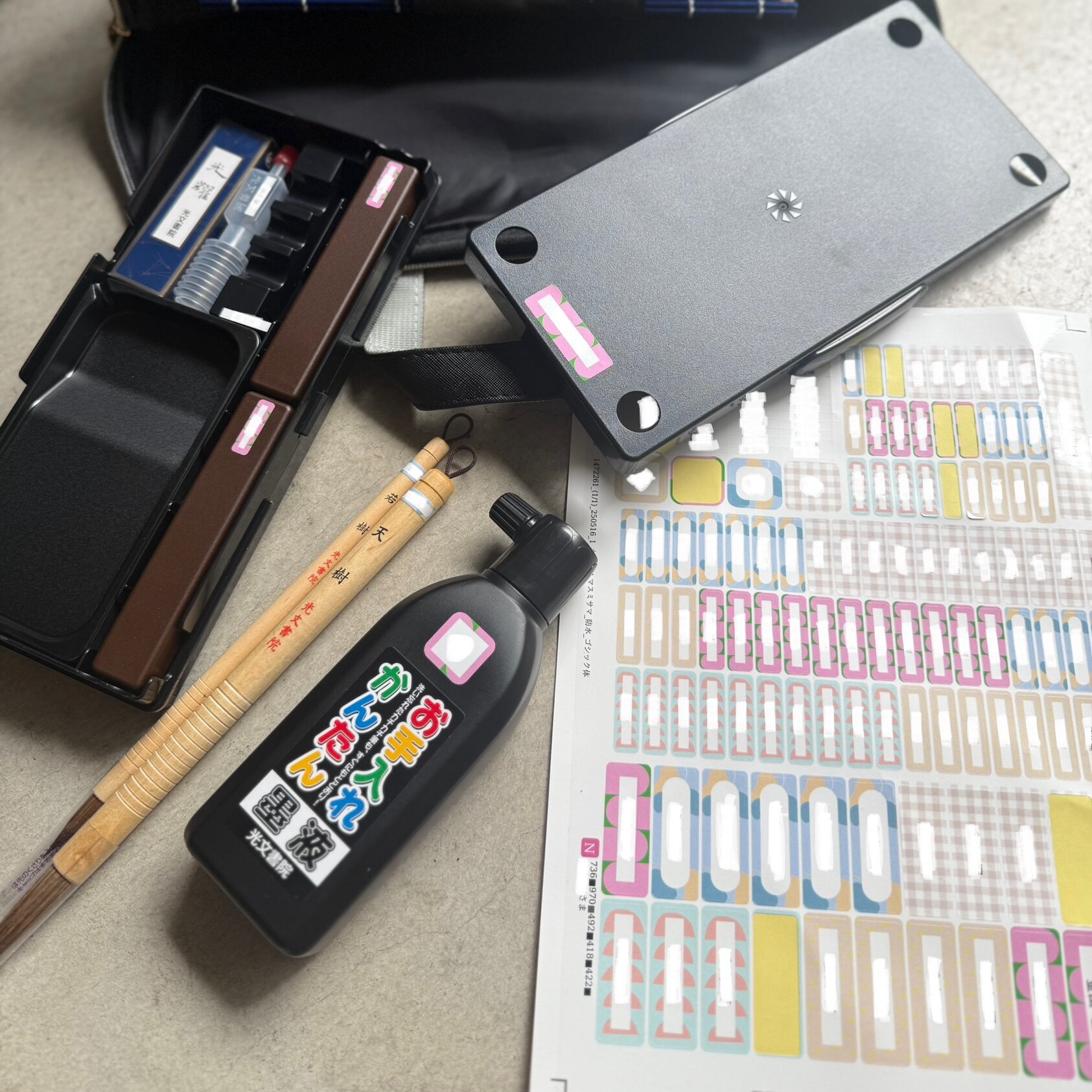 【最大400円OFFクーポン】お名前シール 防水 名前シール おなまえシール おなまえしーる ネーム 耐水 アイロン不要 849デザイン 漢字 女の子 男の子 シンプル おしゃれ キャラクター 小学生 入学準備 保育園 幼稚園 入園準備 送料無料 くすみカラー - メイン画像 1