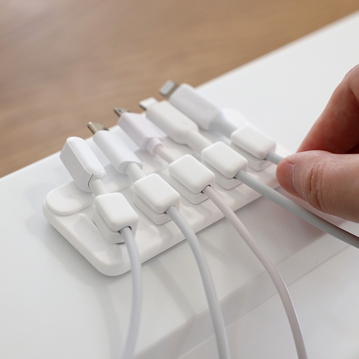 Anker Cable Holder (マグネット式 ケーブルホルダー) ライトニングケーブル USBC ケーブル