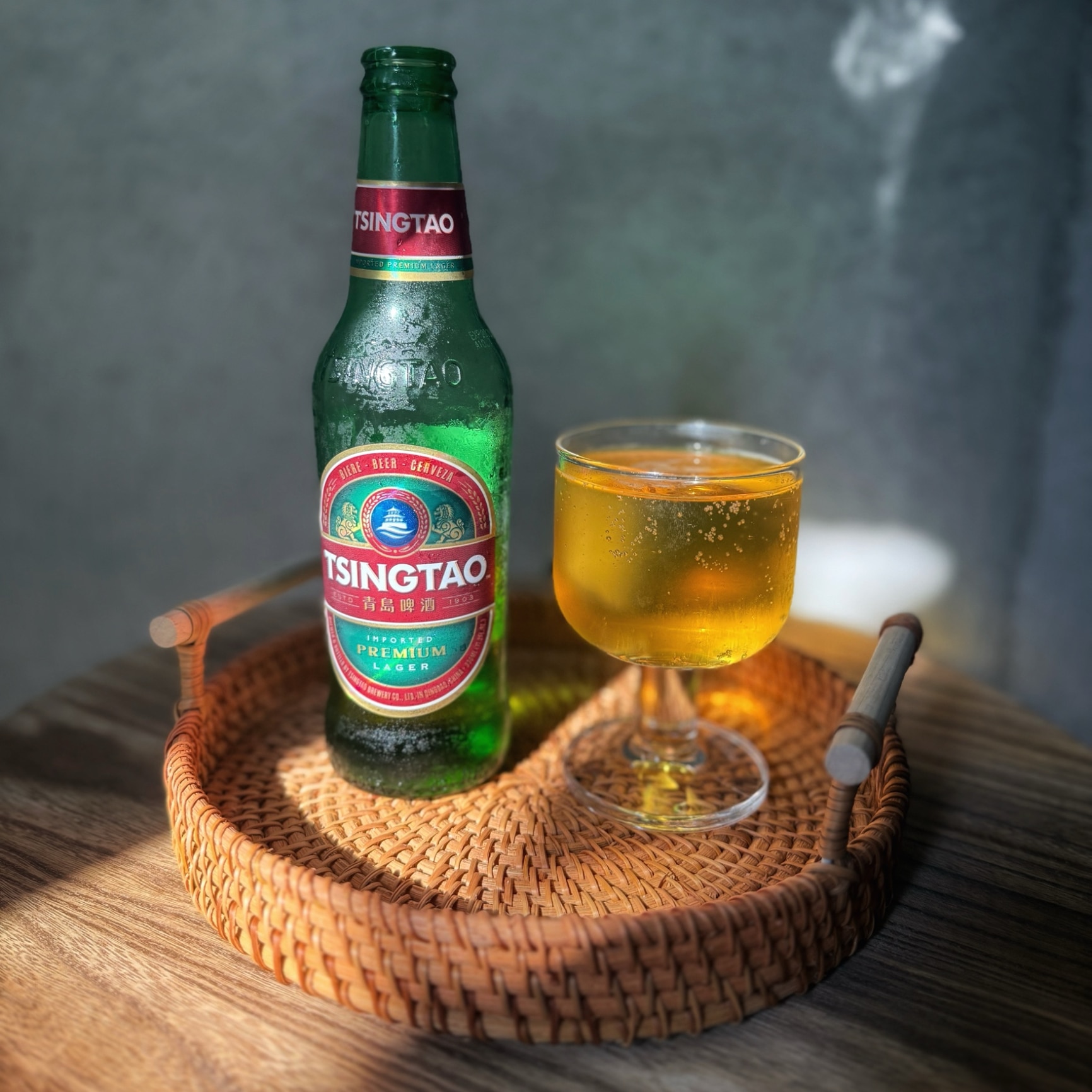 中国 青島 ビール 瓶 (330ml x 24本入)クラフトビール 世界のビール 海外ビール チンタオ アジアビール 青島ビール 中国ビール 正規輸入品 Tsingtao Beer China 母の日 父の日 敬老の日 誕生日 お中元 贈り物 お歳暮 プレゼント ギフト - メイン画像 1