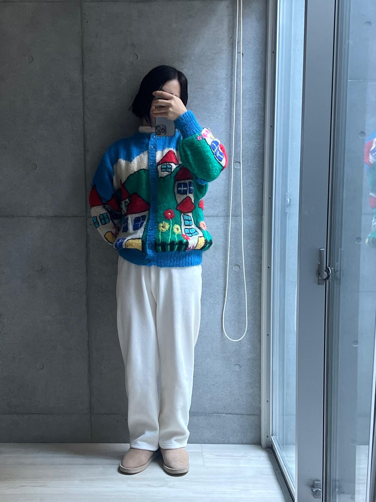 クリスマスはハッピームードな古着のニットで🧶
パンツはいまランキング上位のセゾンドパピヨンのぬくぬくパンツ。
冬の公園遊びにも耐えられる暖かさでいい！
Twitterで雲丹肉ちゃんも絶賛していたけど
見た目もいいしこれ以外履きたくなくなる。
丈長めが出たら間違いなくまた買うなー。

#あったかコーデ #冬コーデ #楽ちんファッション #足元倶楽部 #パンツコーデ #セゾンドパピヨン #hug.u #suicoke #スイコック