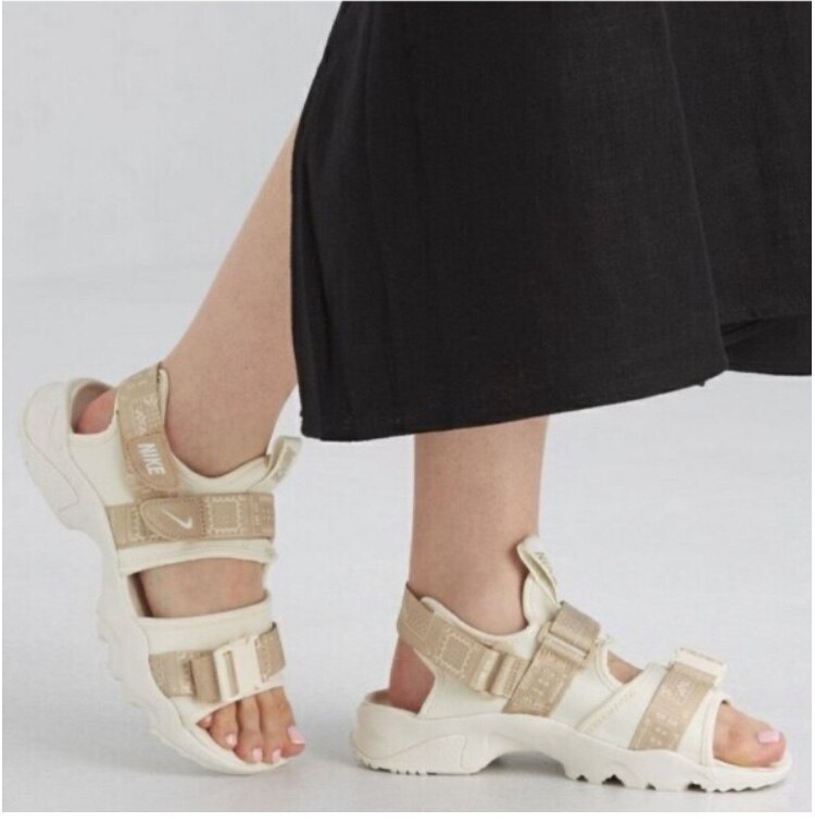 送料無料 ナイキウィメンズ キャニオン サンダルnike Wmns Canyon Sandalペールアイボリー ココナッツミルク ウィートグラス ウィートグラス
